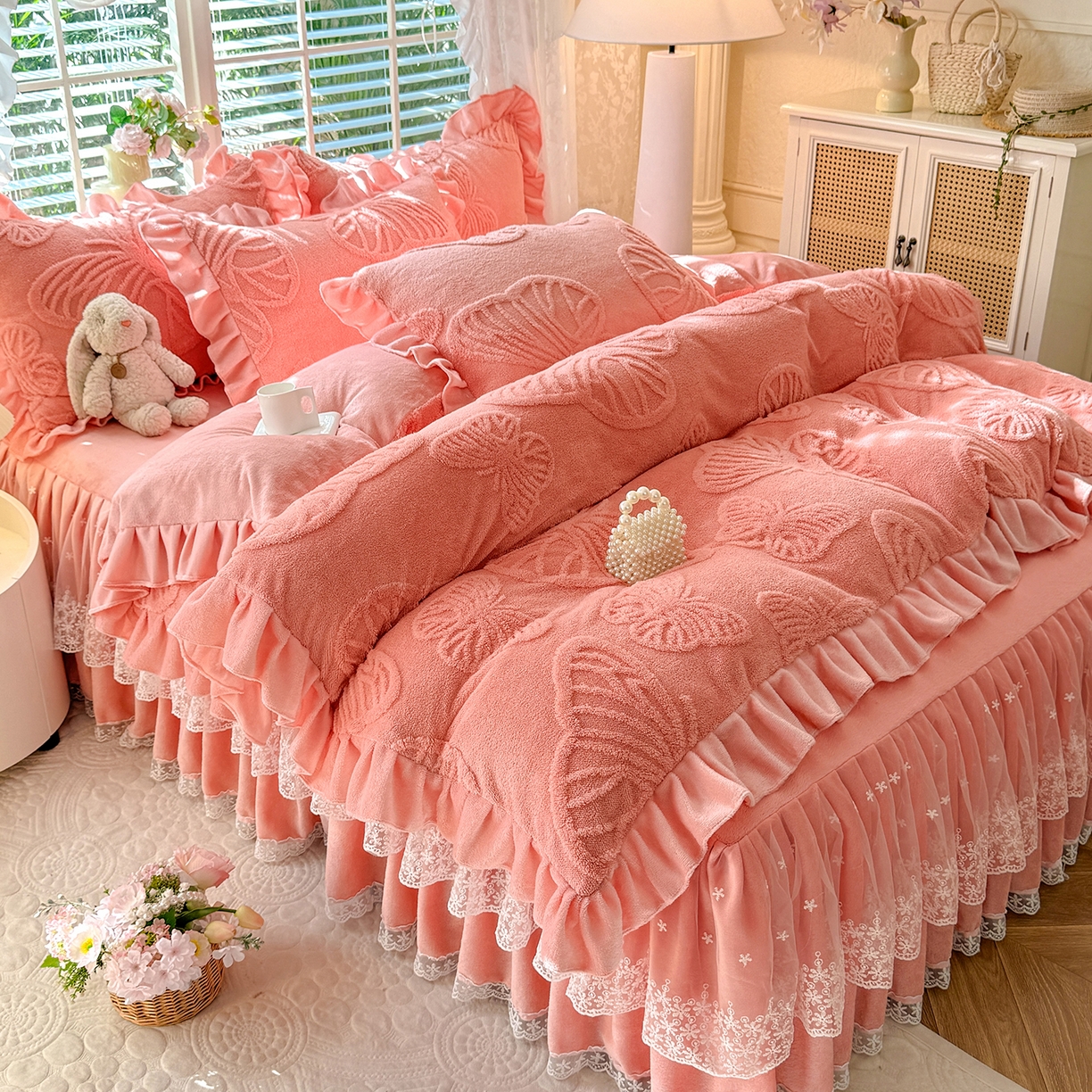 91家纺网 家纺一手货源 找家纺 后庭寝室 2025新款牛奶绒床裙四件套-蝶舞翩翩系列 蝶舞翩翩-樱花粉