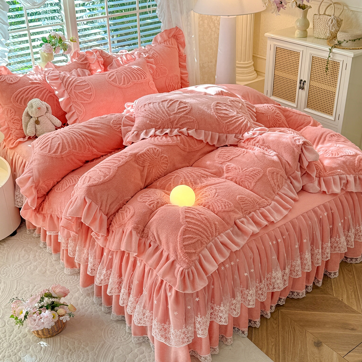 91家纺网 家纺一手货源 找家纺 后庭寝室 2025新款牛奶绒床裙四件套-蝶舞翩翩系列 蝶舞翩翩-樱花粉