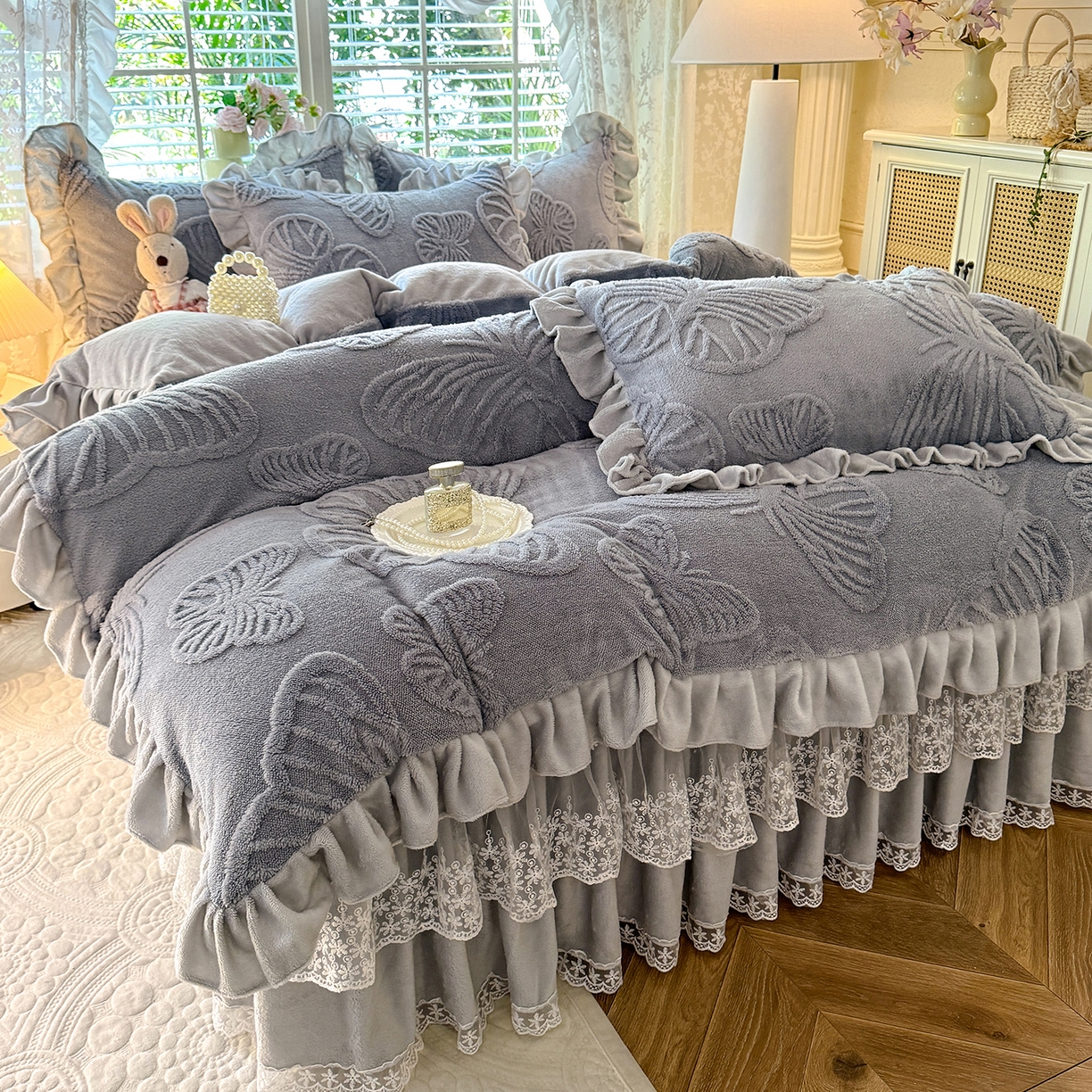 91家纺网 家纺一手货源 找家纺 后庭寝室 2025新款牛奶绒床裙四件套-蝶舞翩翩系列 蝶舞翩翩-高级灰