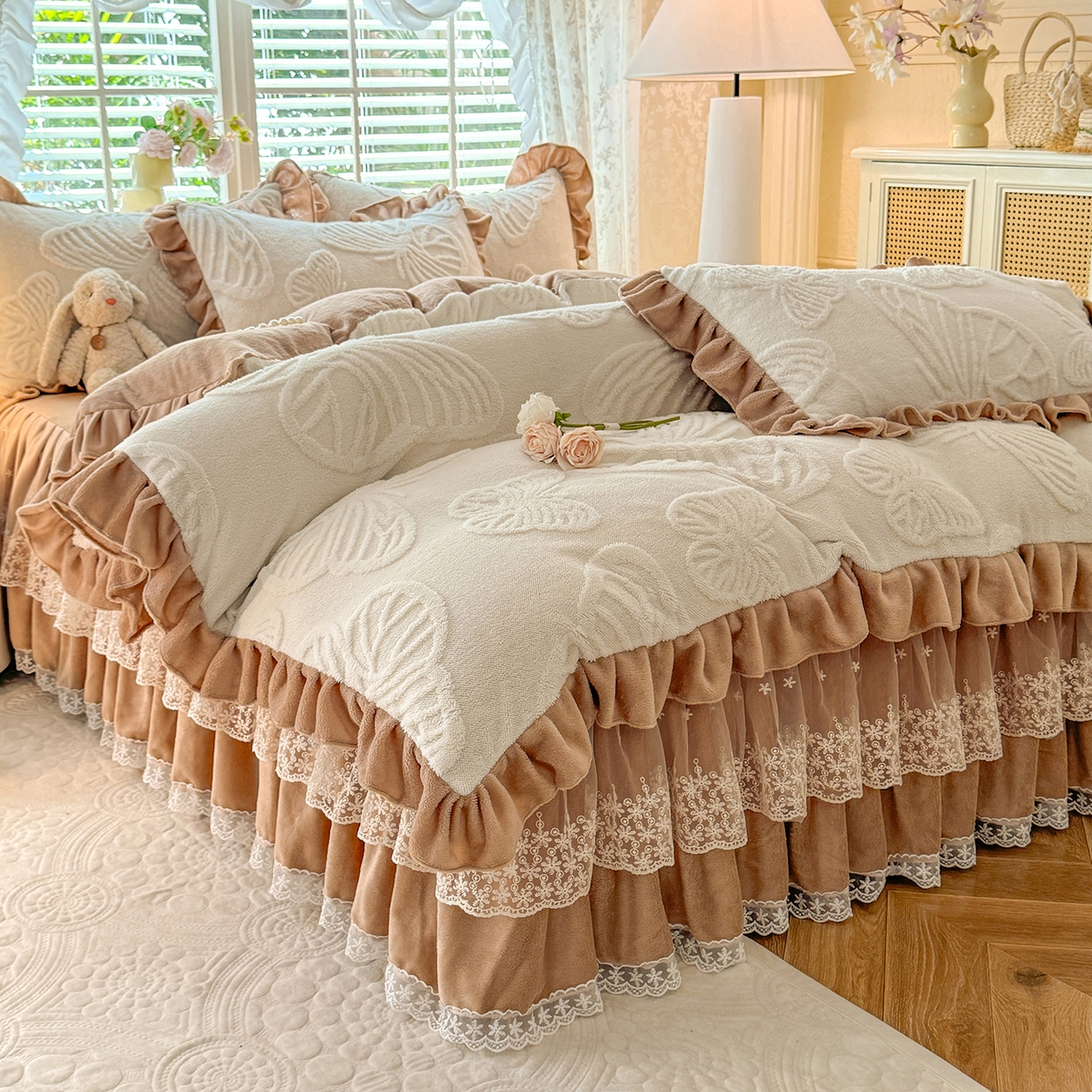 91家纺网 家纺一手货源 找家纺 后庭寝室 2025新款牛奶绒床裙四件套-蝶舞翩翩系列 蝶舞翩翩-奶白咖