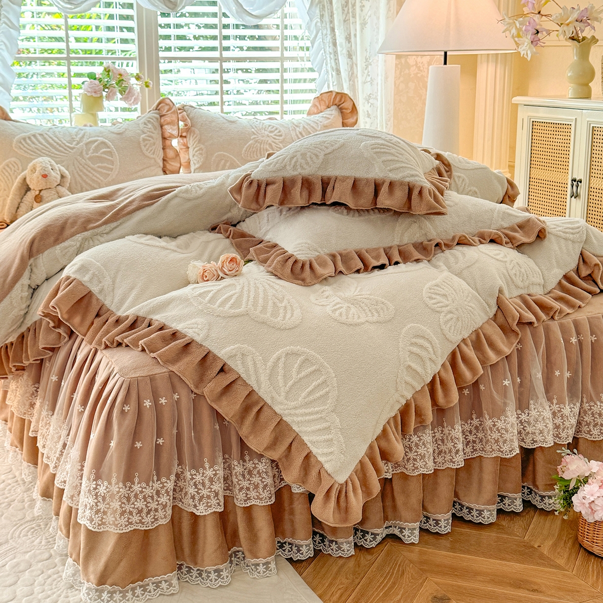 91家纺网 家纺一手货源 找家纺 后庭寝室 2025新款牛奶绒床裙四件套-蝶舞翩翩系列 蝶舞翩翩-奶白咖