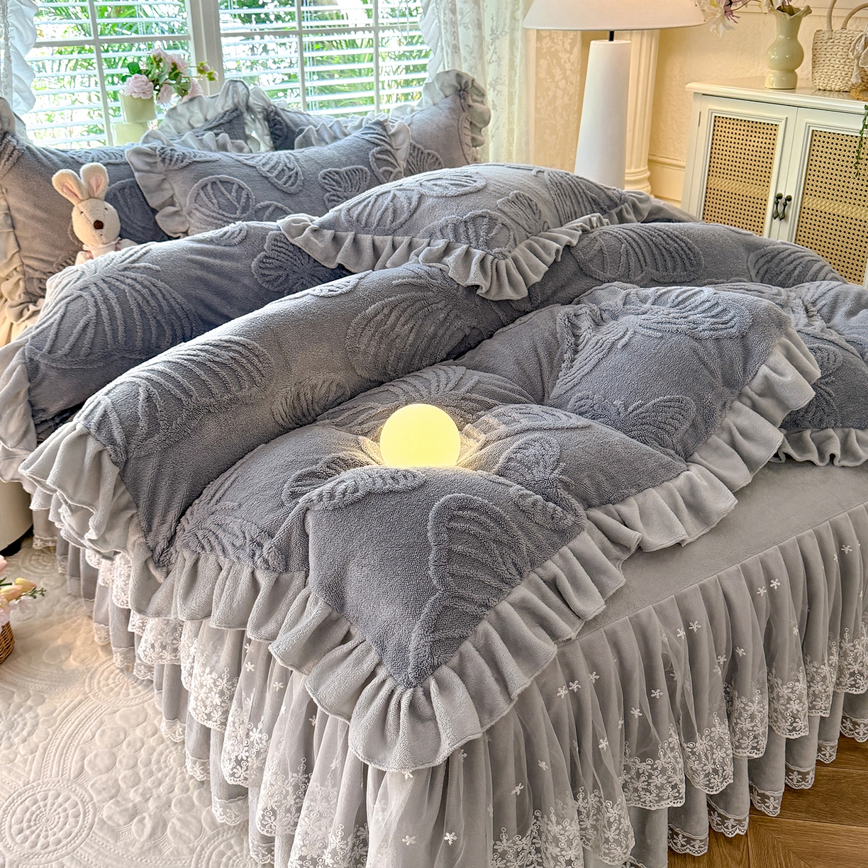 91家纺网 家纺一手货源 找家纺 后庭寝室 2025新款牛奶绒床裙四件套-蝶舞翩翩系列 蝶舞翩翩-高级灰