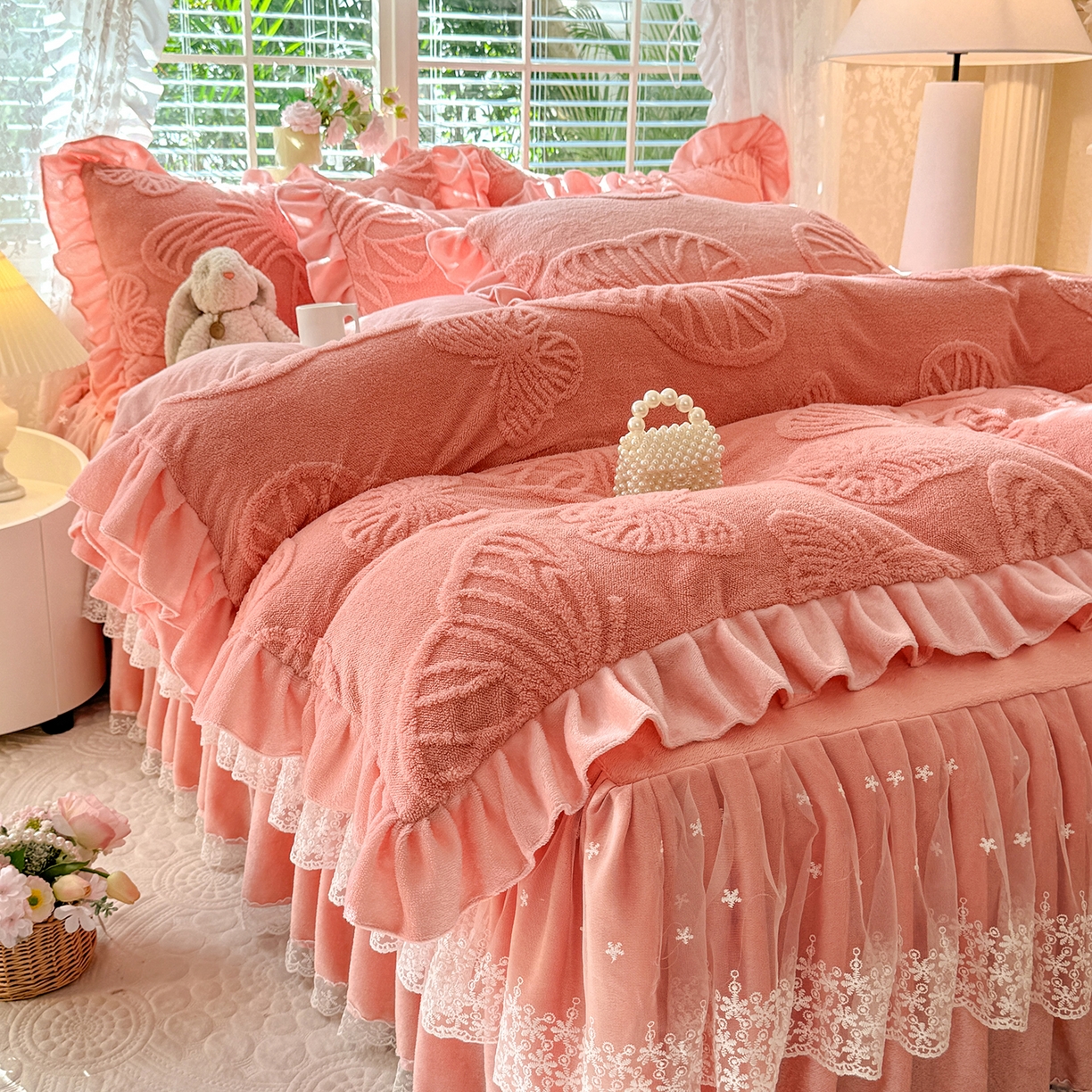 91家纺网 家纺一手货源 找家纺 后庭寝室 2025新款牛奶绒床裙四件套-蝶舞翩翩系列 蝶舞翩翩-樱花粉