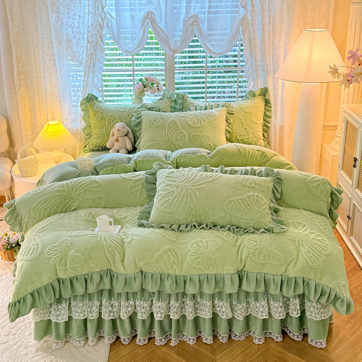 91家纺网 家纺一手货源 找家纺 后庭寝室 2025新款牛奶绒床裙四件套-蝶舞翩翩系列 蝶舞翩翩-时尚绿