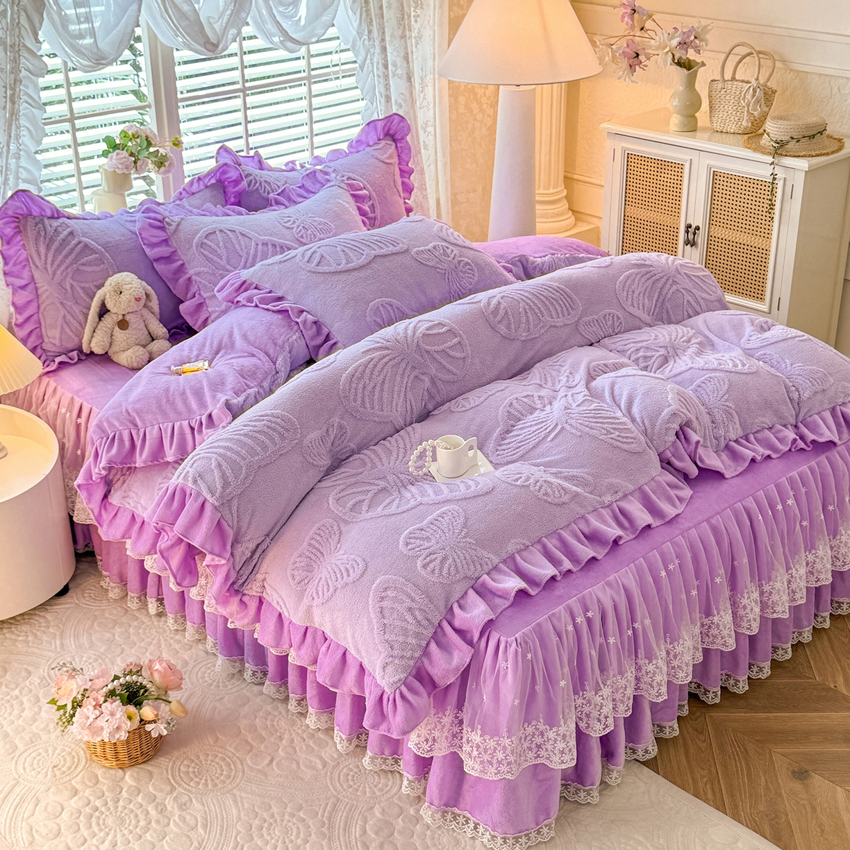 91家纺网 家纺一手货源 找家纺 后庭寝室 2025新款牛奶绒床裙四件套-蝶舞翩翩系列 蝶舞翩翩-靓丽紫