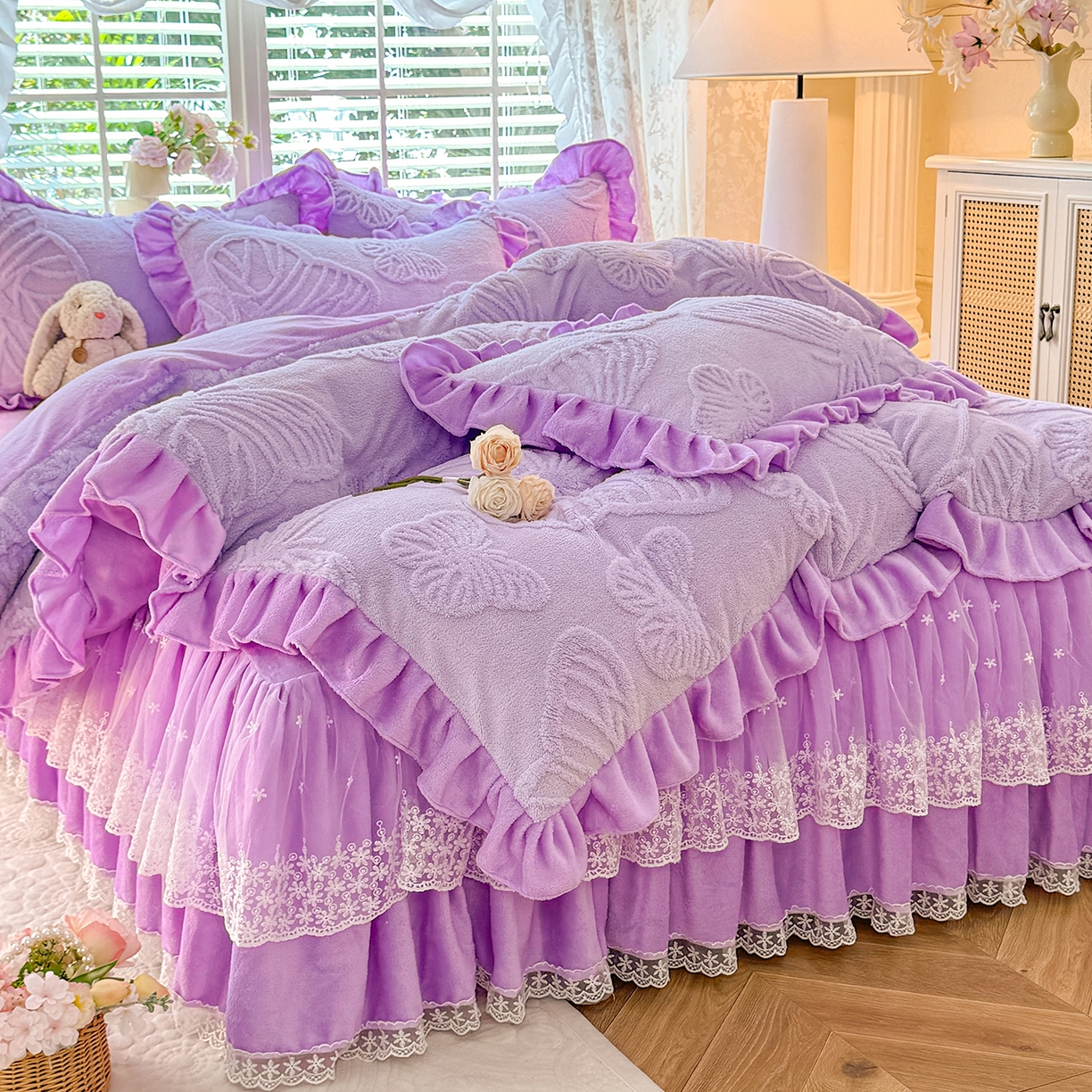 91家纺网 家纺一手货源 找家纺 后庭寝室 2025新款牛奶绒床裙四件套-蝶舞翩翩系列 蝶舞翩翩-靓丽紫