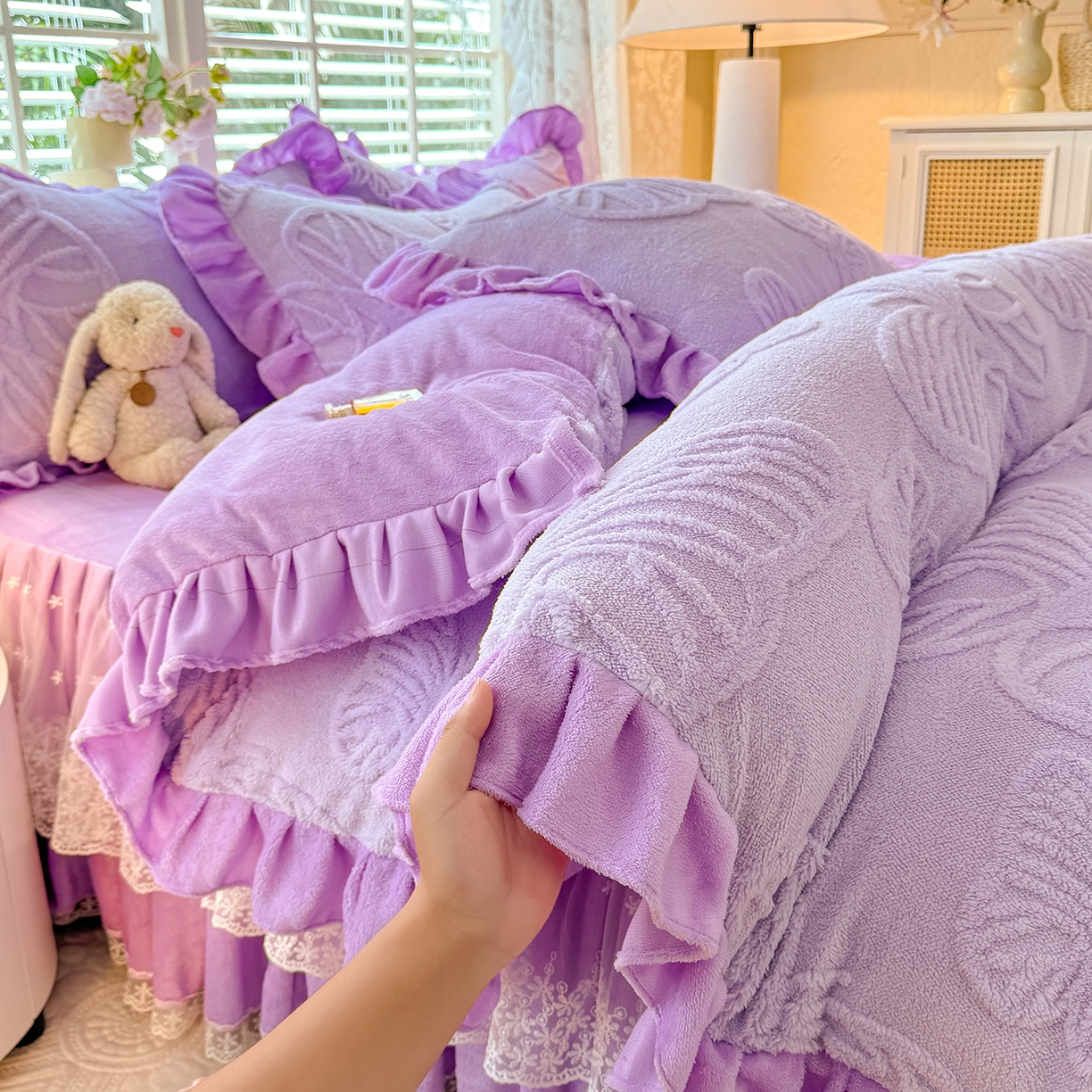 91家纺网 家纺一手货源 找家纺 后庭寝室 2025新款牛奶绒床裙四件套-蝶舞翩翩系列 蝶舞翩翩-靓丽紫