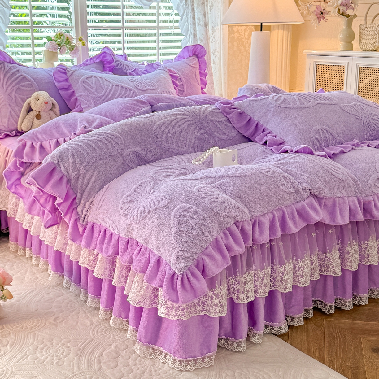 91家纺网 家纺一手货源 找家纺 后庭寝室 2025新款牛奶绒床裙四件套-蝶舞翩翩系列 蝶舞翩翩-靓丽紫