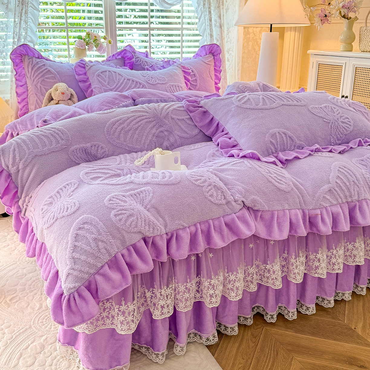 91家纺网 家纺一手货源 找家纺 后庭寝室 2025新款牛奶绒床裙四件套-蝶舞翩翩系列 蝶舞翩翩-靓丽紫