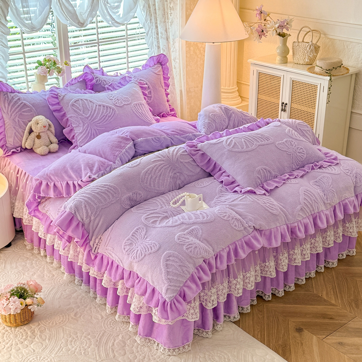 91家纺网 家纺一手货源 找家纺 后庭寝室 2025新款牛奶绒床裙四件套-蝶舞翩翩系列 蝶舞翩翩-靓丽紫