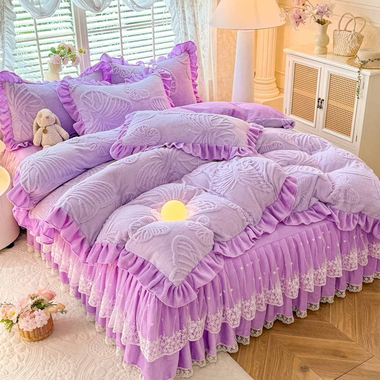 91家纺网 家纺一手货源 找家纺 后庭寝室 2025新款牛奶绒床裙四件套-蝶舞翩翩系列 蝶舞翩翩-靓丽紫