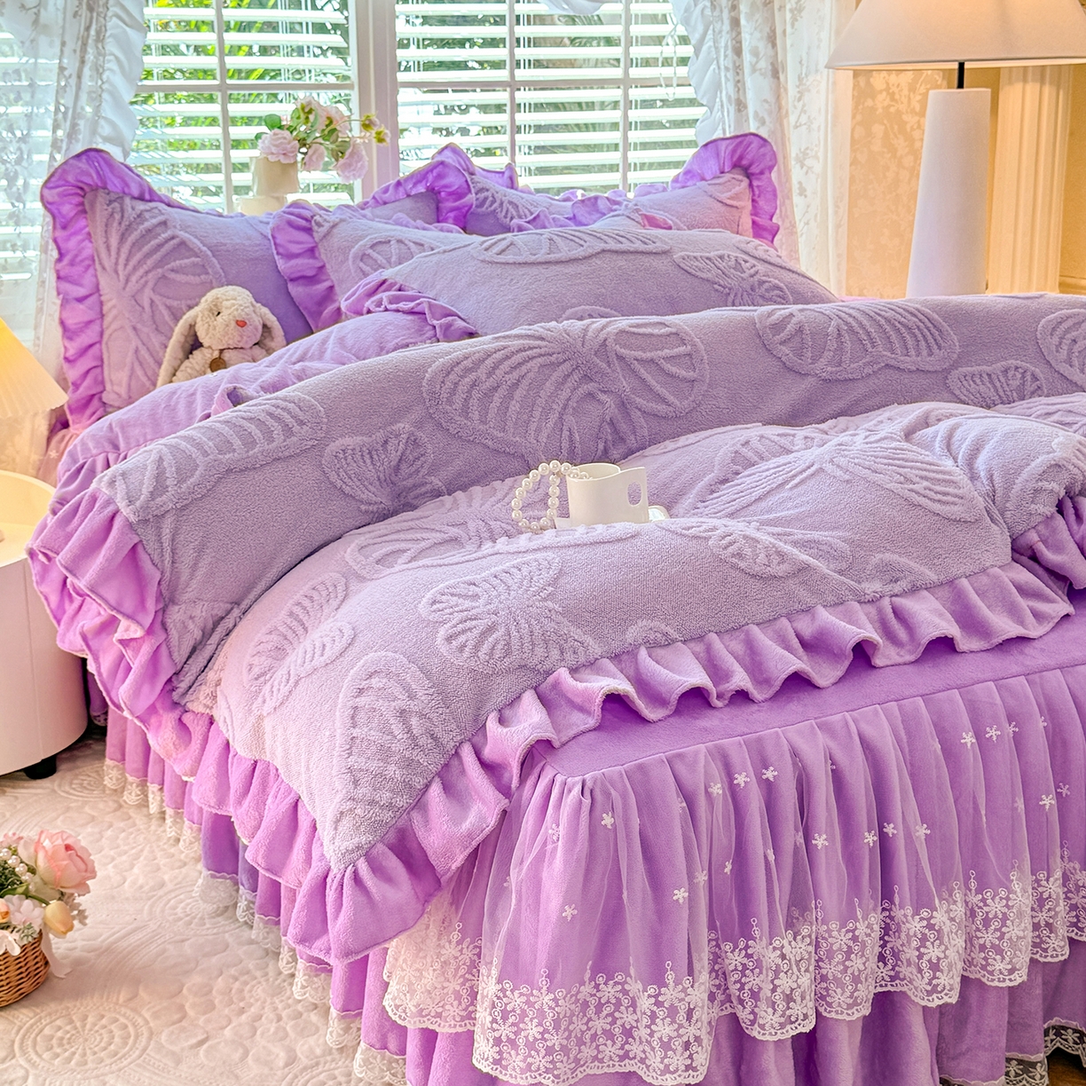 91家纺网 家纺一手货源 找家纺 后庭寝室 2025新款牛奶绒床裙四件套-蝶舞翩翩系列 蝶舞翩翩-靓丽紫