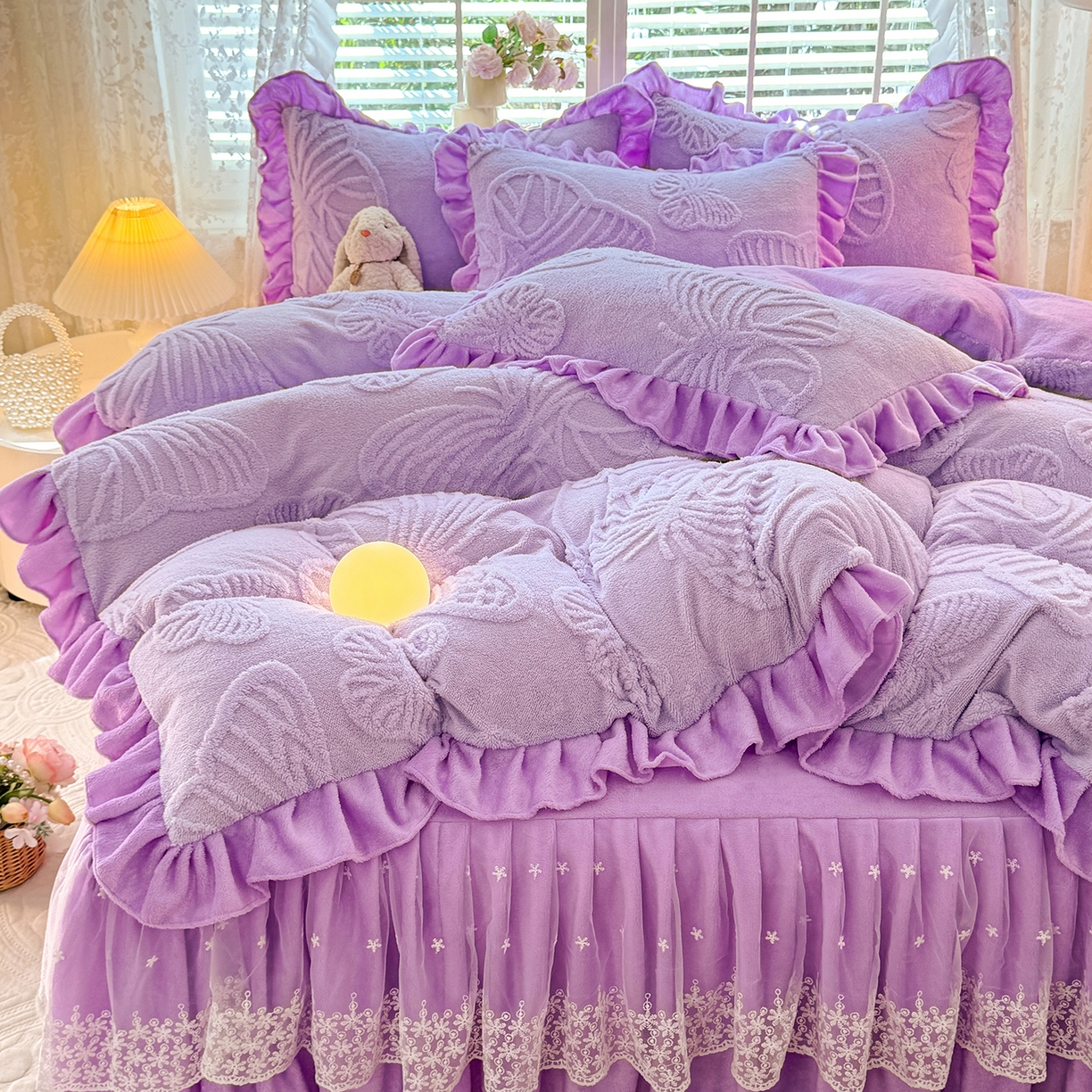 91家纺网 家纺一手货源 找家纺 后庭寝室 2025新款牛奶绒床裙四件套-蝶舞翩翩系列 蝶舞翩翩-靓丽紫