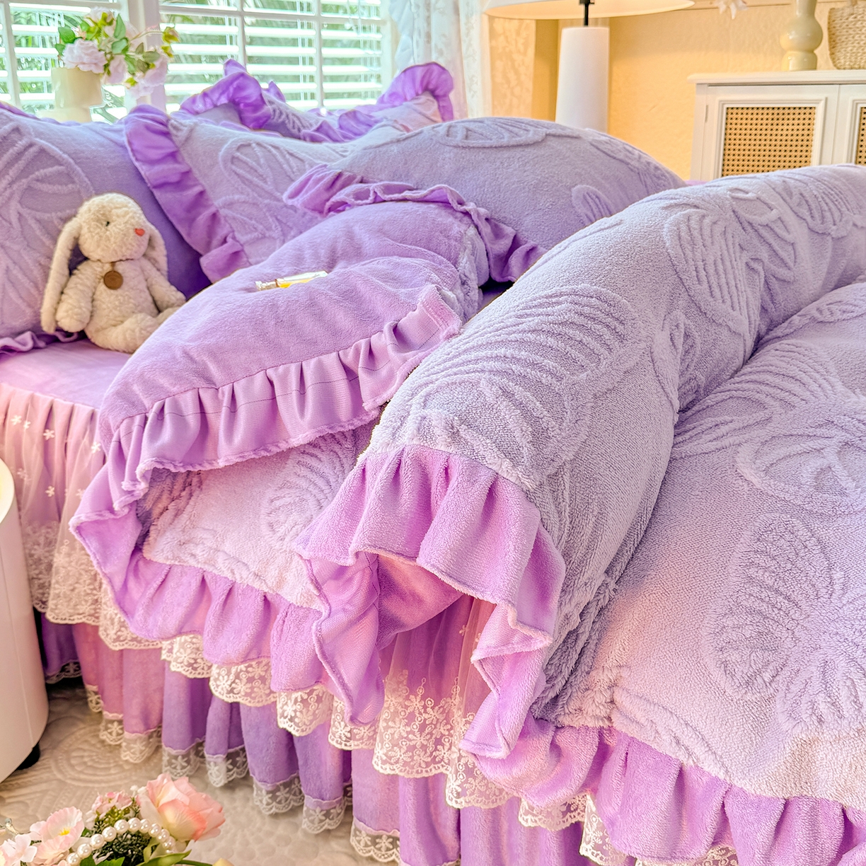 91家纺网 家纺一手货源 找家纺 后庭寝室 2025新款牛奶绒床裙四件套-蝶舞翩翩系列 蝶舞翩翩-靓丽紫