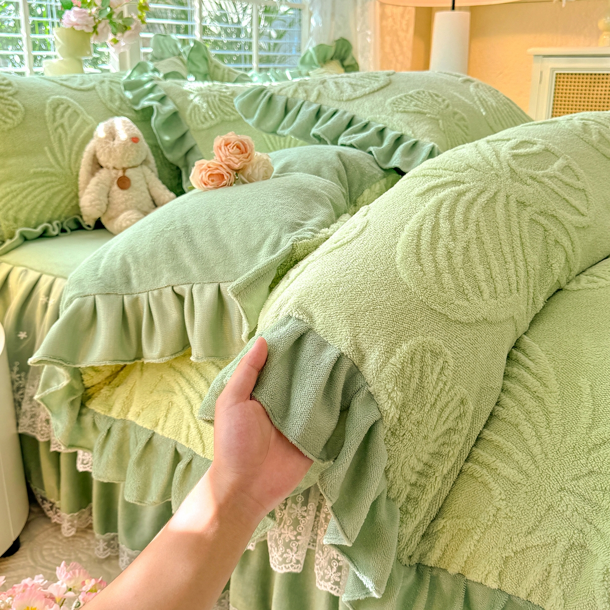 91家纺网 家纺一手货源 找家纺 后庭寝室 2025新款牛奶绒床裙四件套-蝶舞翩翩系列 蝶舞翩翩-时尚绿