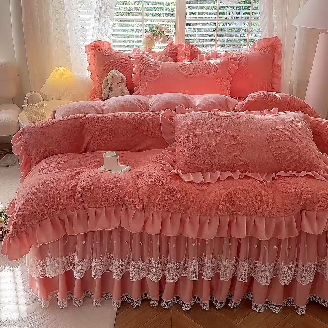 91家纺网 家纺一手货源 找家纺 后庭寝室 2025新款牛奶绒床裙四件套-蝶舞翩翩系列 蝶舞翩翩-樱花粉