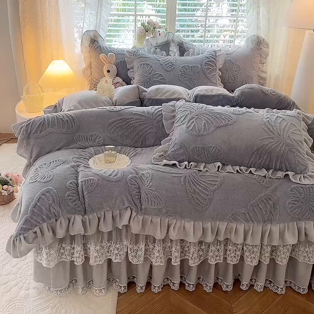 91家纺网 家纺一手货源 找家纺 后庭寝室 2025新款牛奶绒床裙四件套-蝶舞翩翩系列 蝶舞翩翩-高级灰