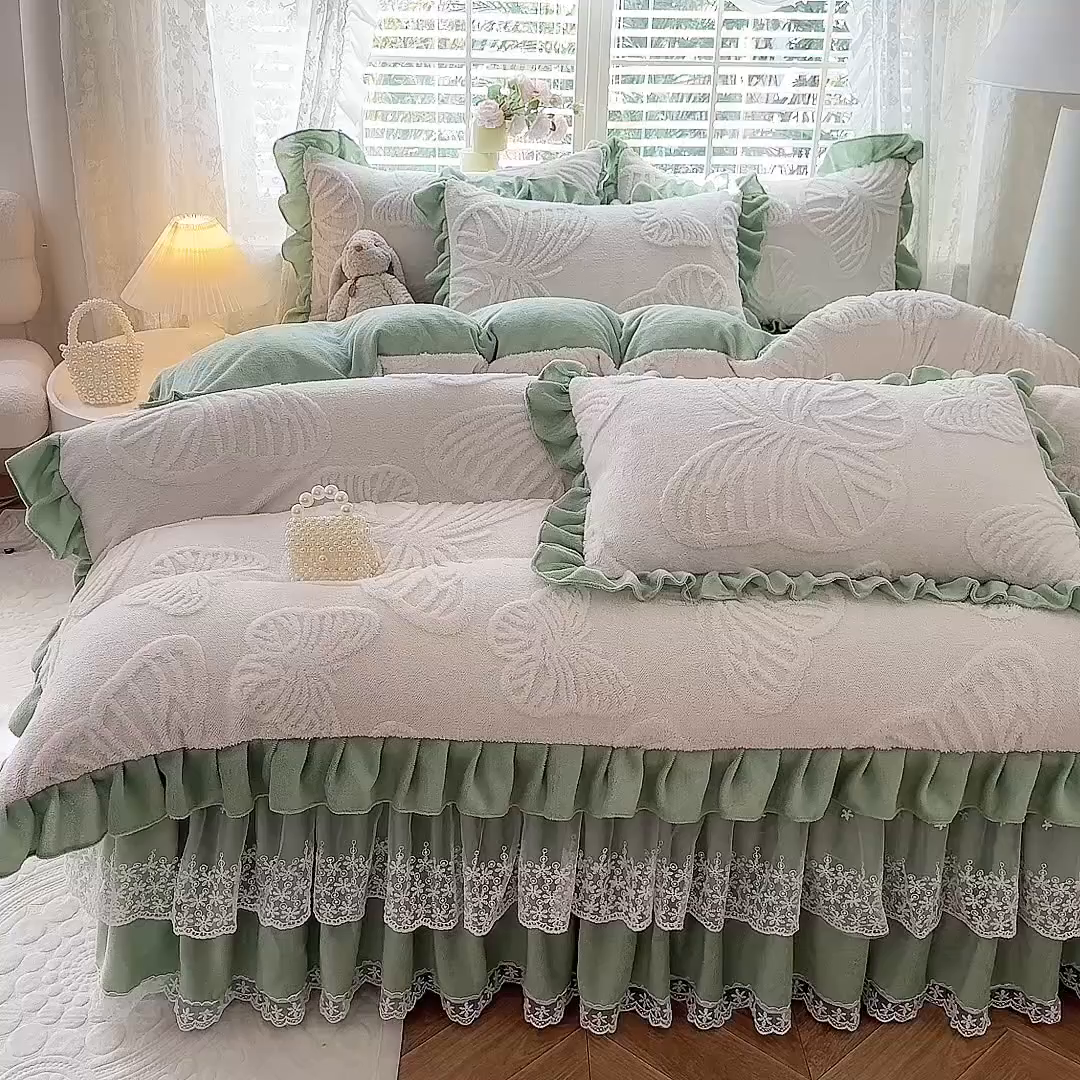 91家纺网 家纺一手货源 找家纺 后庭寝室 2025新款牛奶绒床裙四件套-蝶舞翩翩系列 蝶舞翩翩-奶白绿