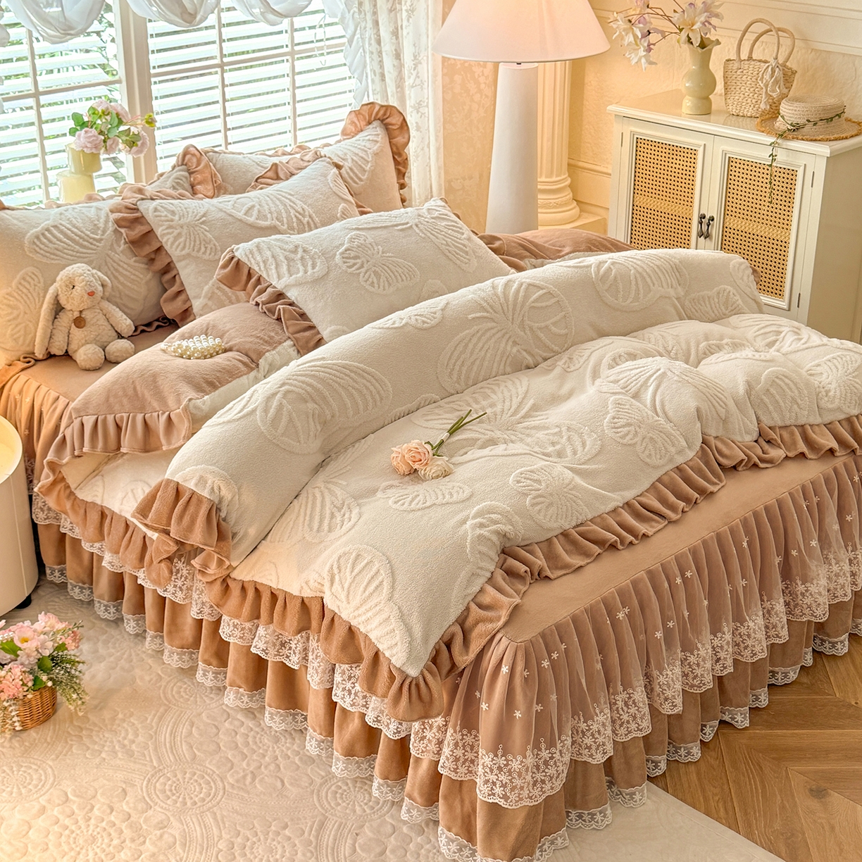 91家纺网 家纺一手货源 找家纺 后庭寝室 2025新款牛奶绒床裙四件套-蝶舞翩翩系列 蝶舞翩翩-奶白咖