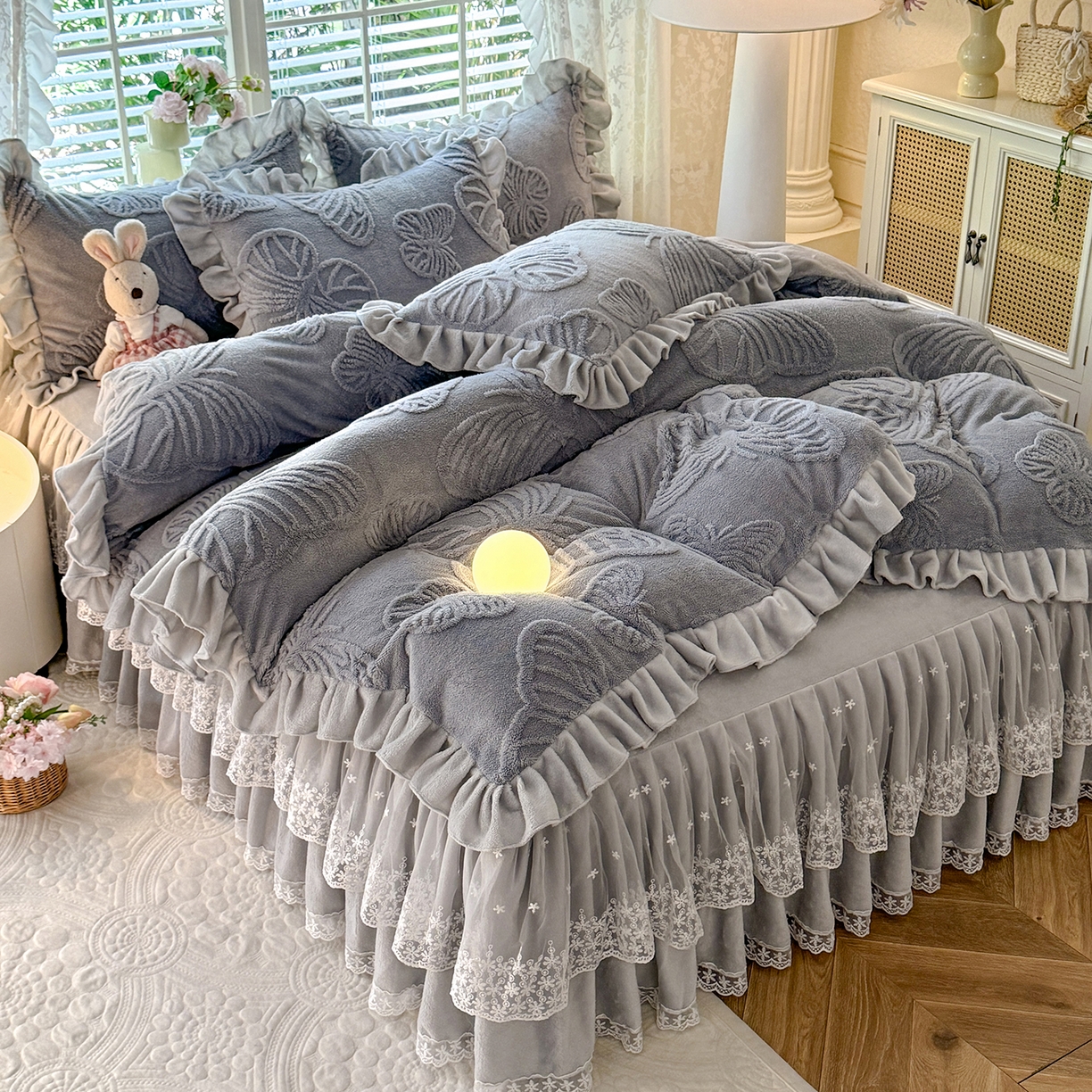 91家纺网 家纺一手货源 找家纺 后庭寝室 2025新款牛奶绒床裙四件套-蝶舞翩翩系列 蝶舞翩翩-高级灰