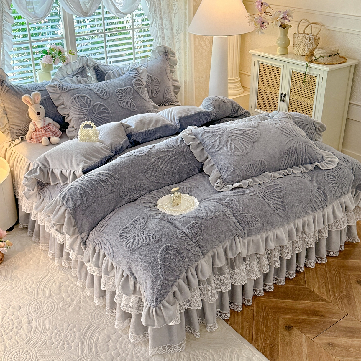 91家纺网 家纺一手货源 找家纺 后庭寝室 2025新款牛奶绒床裙四件套-蝶舞翩翩系列 蝶舞翩翩-高级灰