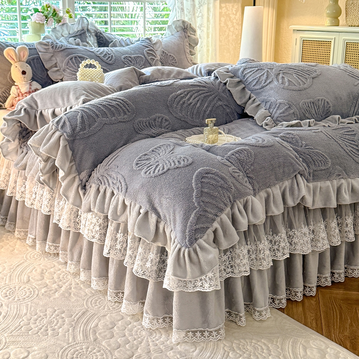 91家纺网 家纺一手货源 找家纺 后庭寝室 2025新款牛奶绒床裙四件套-蝶舞翩翩系列 蝶舞翩翩-高级灰