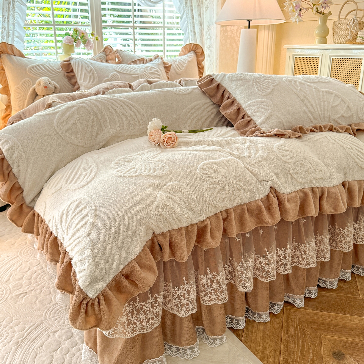 91家纺网 家纺一手货源 找家纺 后庭寝室 2025新款牛奶绒床裙四件套-蝶舞翩翩系列 蝶舞翩翩-奶白咖