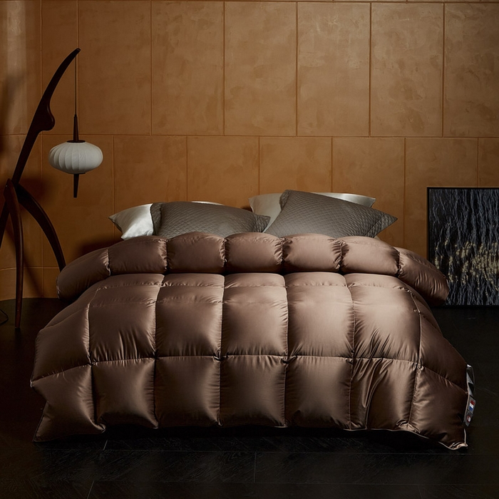 91家纺网 家纺一手货源 找家纺 暖羽屋羽绒馆 2025新款莱赛尔鹅绒丝被子 羽绒被芯 2米羽绒被子 双人婚庆春秋被卡尔佩斯系列    X卡尔佩斯  棕色