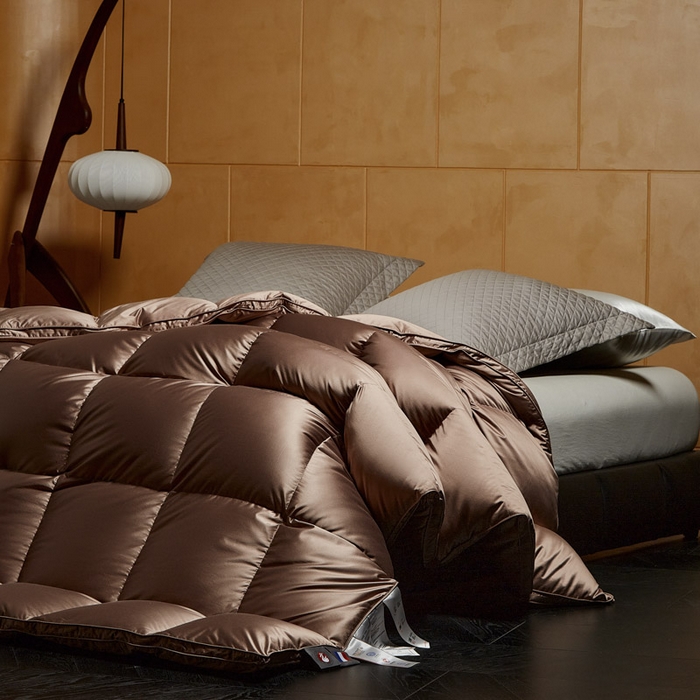 91家纺网 家纺一手货源 找家纺 暖羽屋羽绒馆 2025新款莱赛尔鹅绒丝被子 羽绒被芯 2米羽绒被子 双人婚庆春秋被卡尔佩斯系列    X卡尔佩斯  棕色