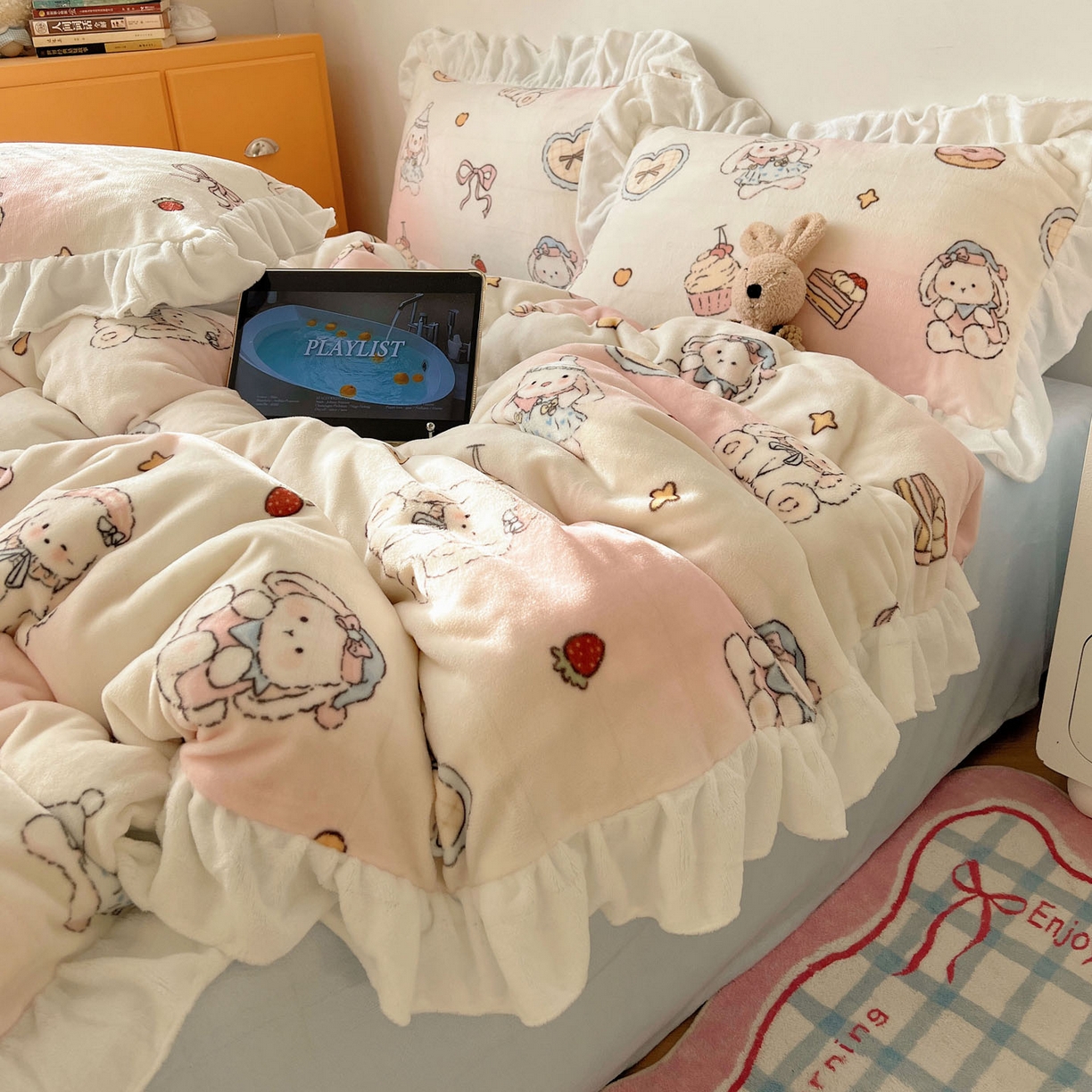 91家纺网 家纺一手货源 找家纺 （总）六巷胡同 2025新款韩式博主风花边款INS卡通牛奶绒四件套（第二系）