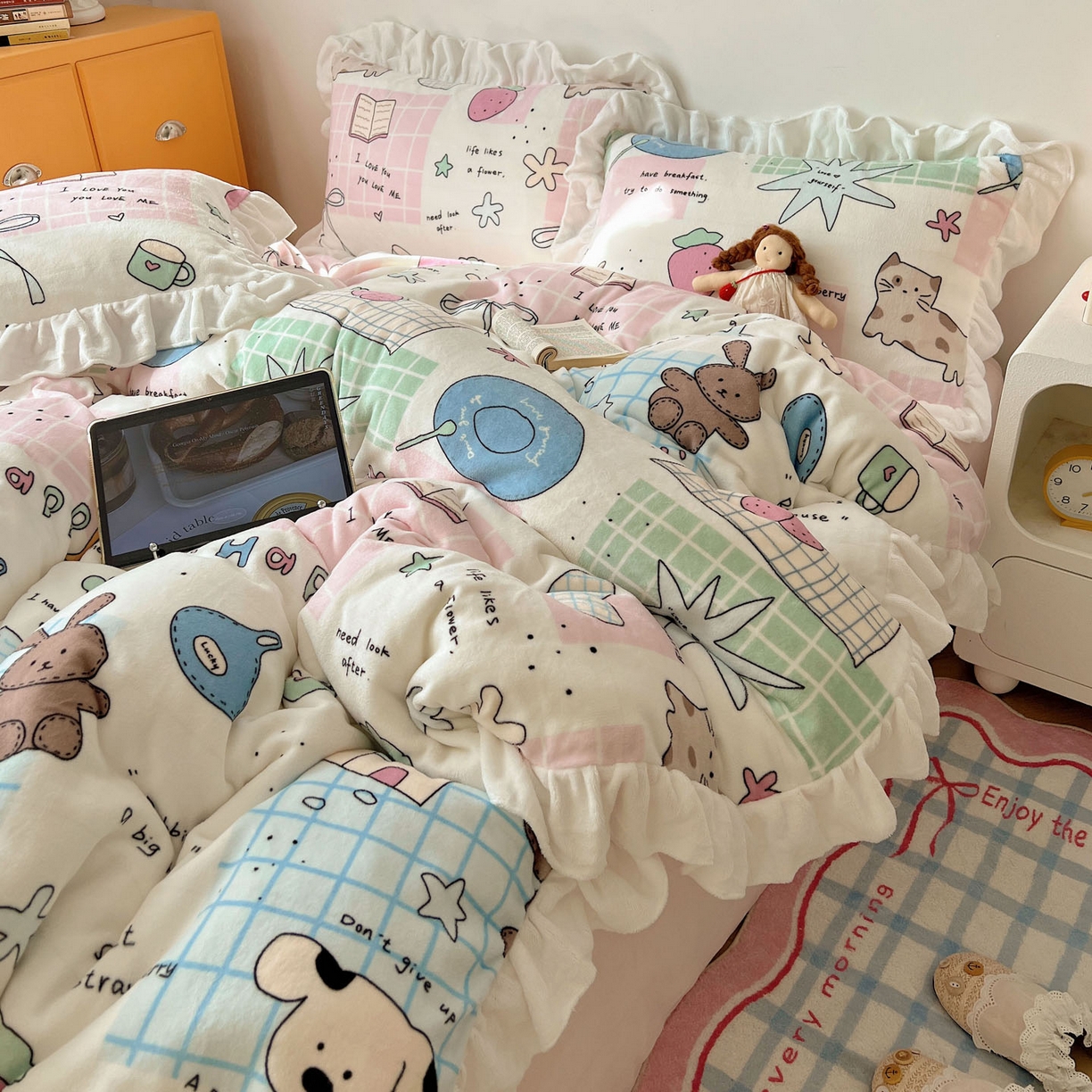 91家纺网 家纺一手货源 找家纺 （总）六巷胡同 2025新款韩式博主风花边款INS卡通牛奶绒四件套（第二系）