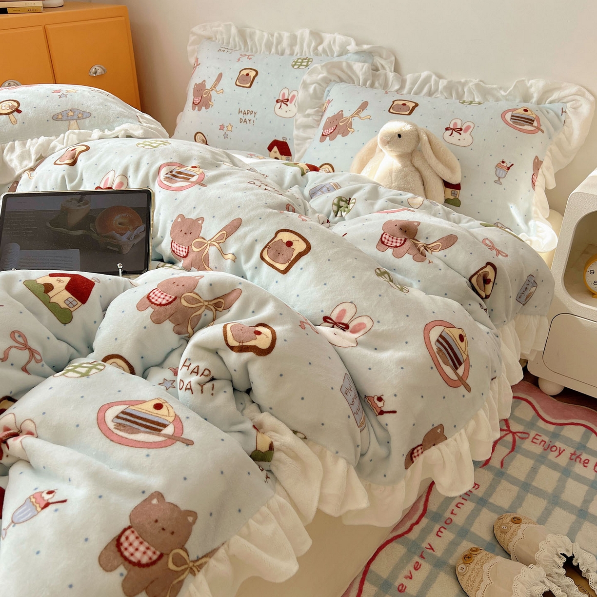 91家纺网 家纺一手货源 找家纺 （总）六巷胡同 2025新款韩式博主风花边款INS卡通牛奶绒四件套（第二系）