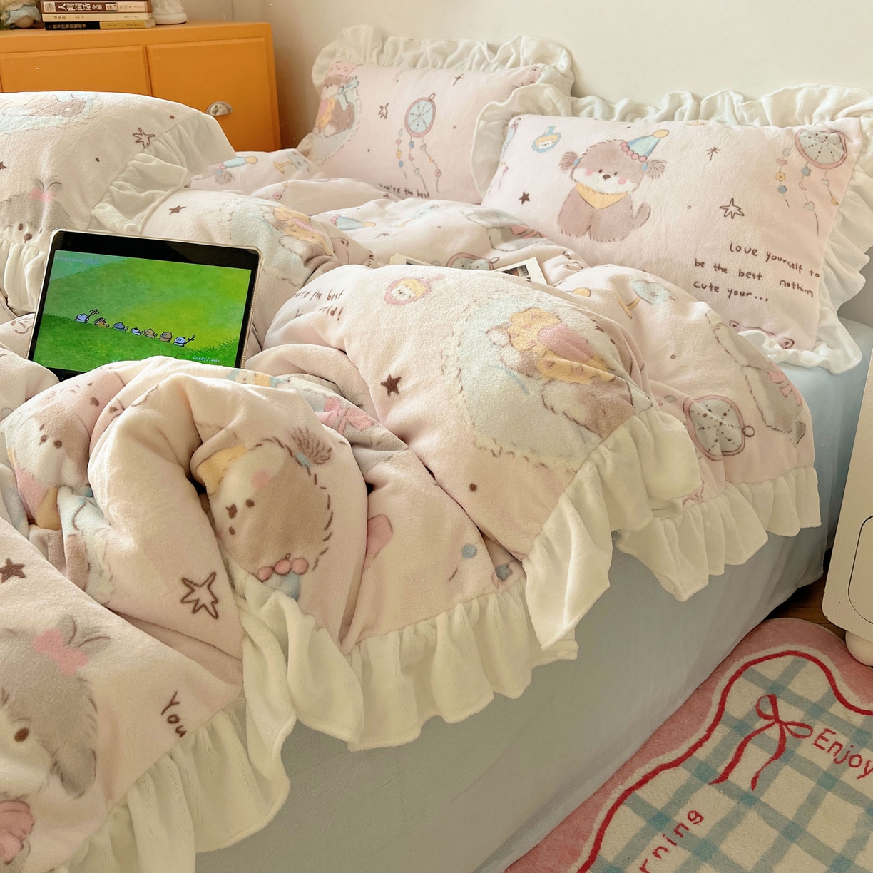 91家纺网 家纺一手货源 找家纺 （总）六巷胡同 2025新款韩式博主风花边款INS卡通牛奶绒四件套（第二系）