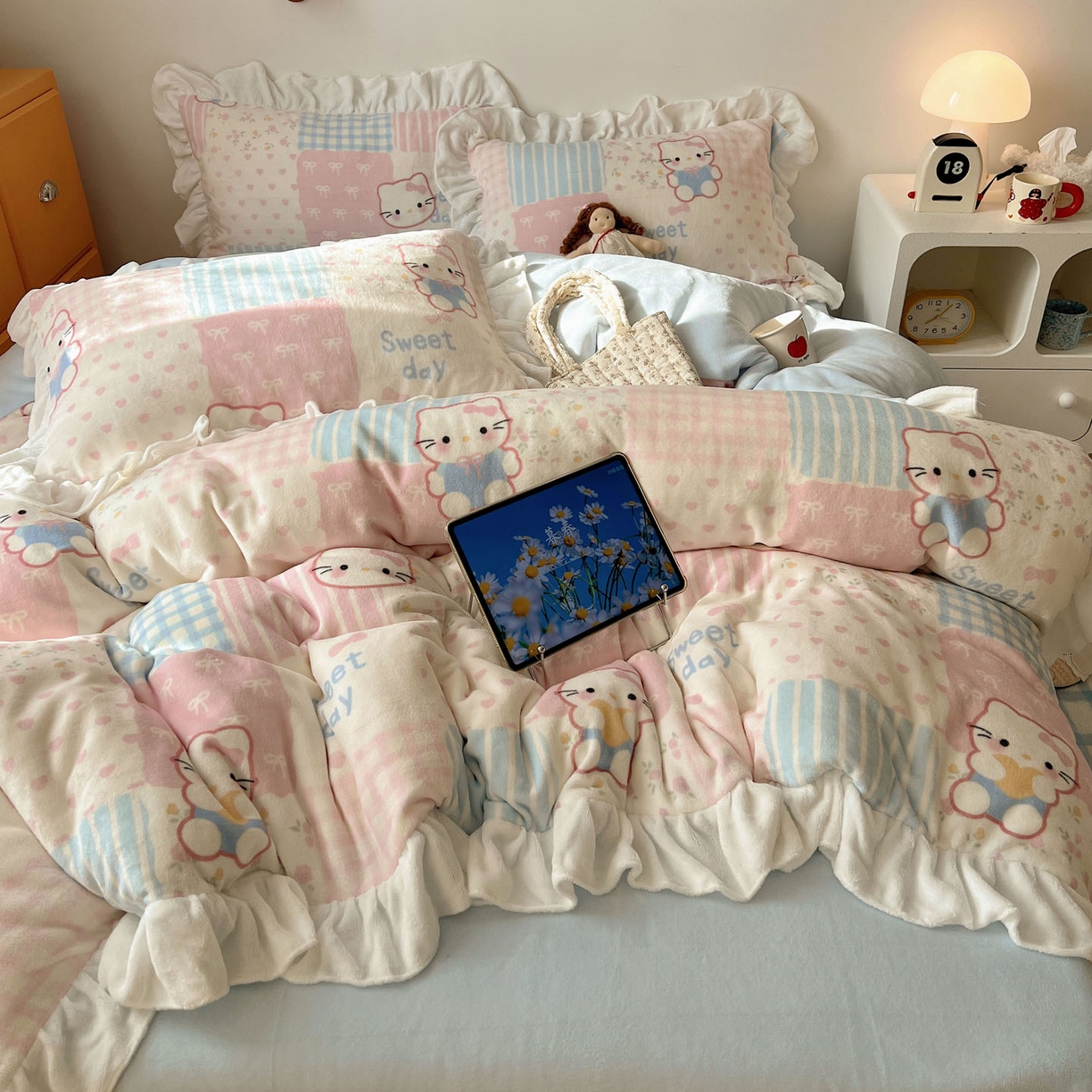 91家纺网 家纺一手货源 找家纺 （总）六巷胡同 2025新款韩式博主风花边款INS卡通牛奶绒四件套（第二系）