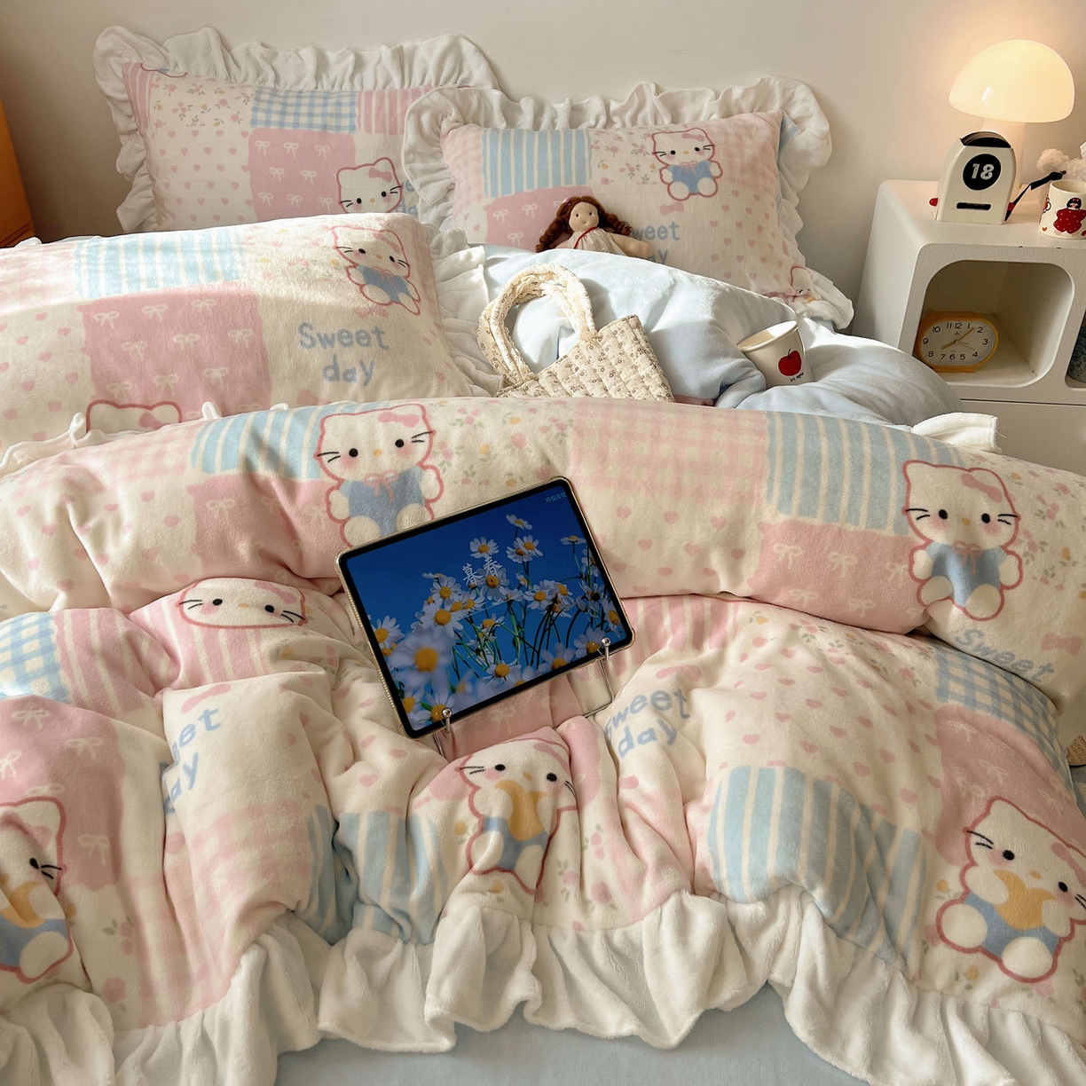 91家纺网 家纺一手货源 找家纺 （总）六巷胡同 2025新款韩式博主风花边款INS卡通牛奶绒四件套（第二系）