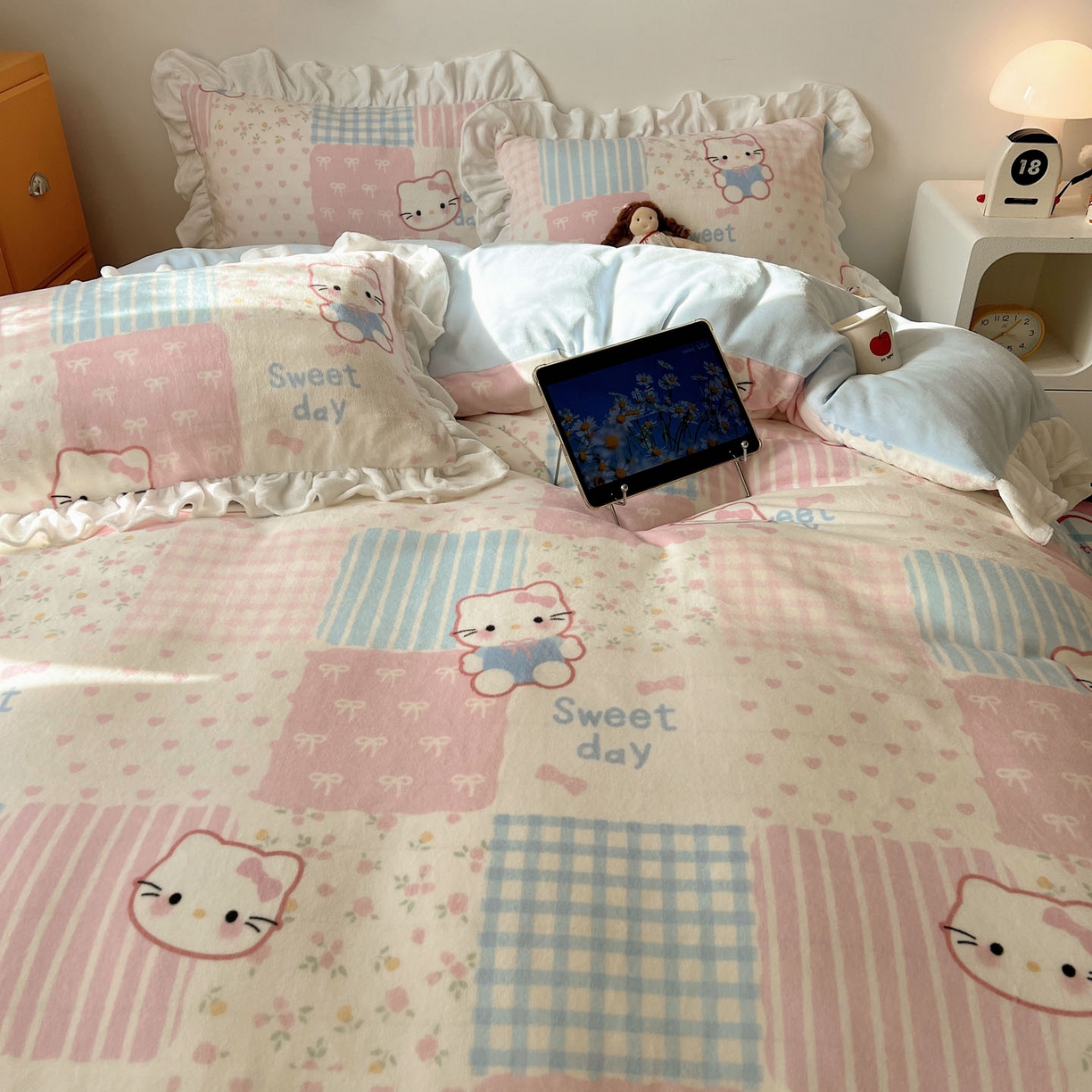 91家纺网 家纺一手货源 找家纺 （总）六巷胡同 2025新款韩式博主风花边款INS卡通牛奶绒四件套（第二系）