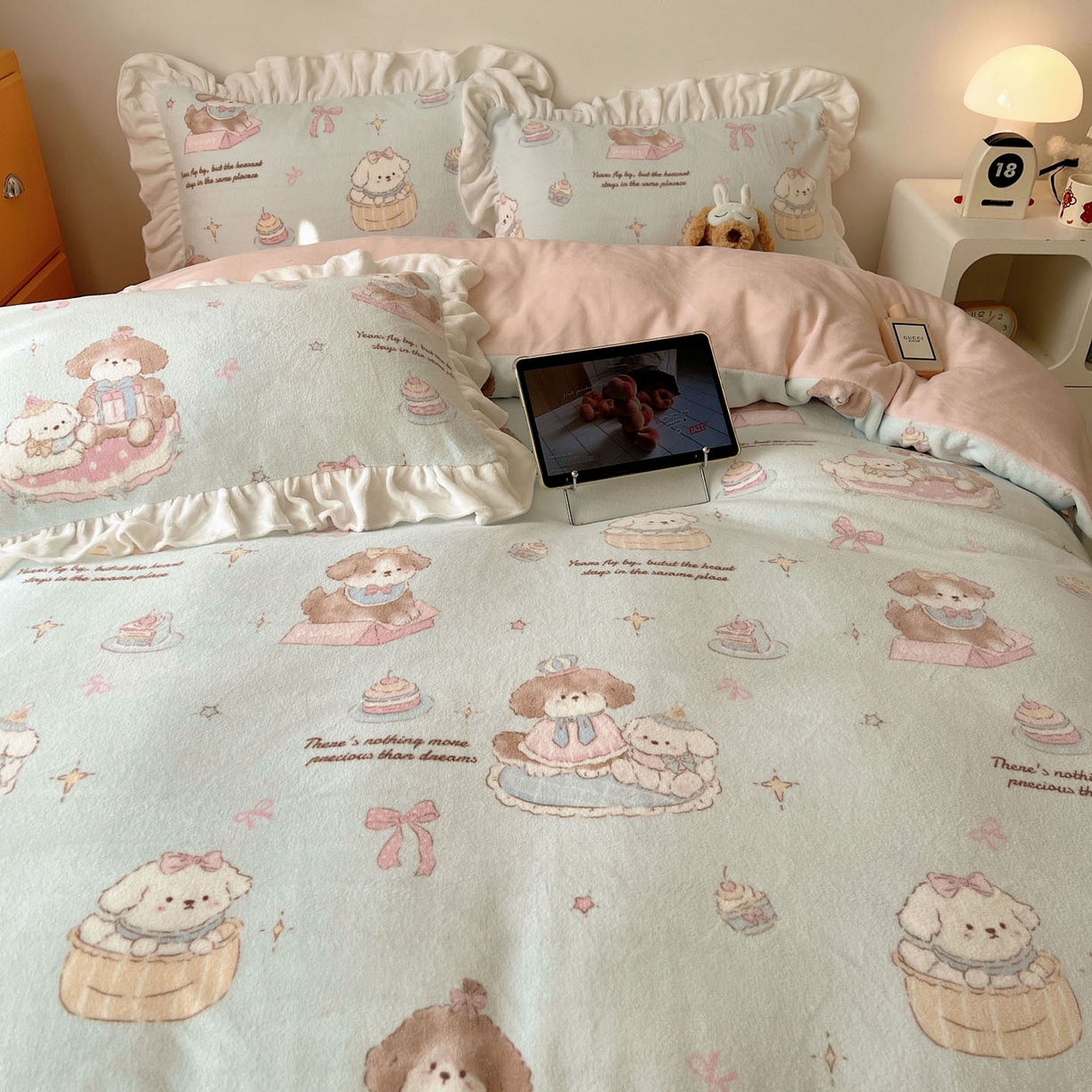 91家纺网 家纺一手货源 找家纺 六巷胡同 2025新款韩式博主风花边款INS卡通牛奶绒四件套（第二系） 花边蛋糕奶油犬