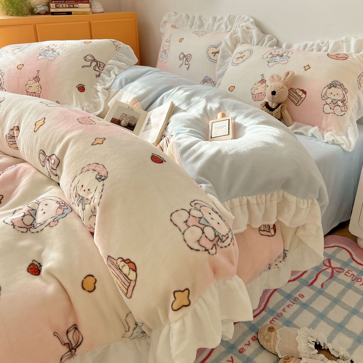 91家纺网 家纺一手货源 找家纺 六巷胡同 2025新款韩式博主风花边款INS卡通牛奶绒四件套（第二系） 花边海派甜心兔