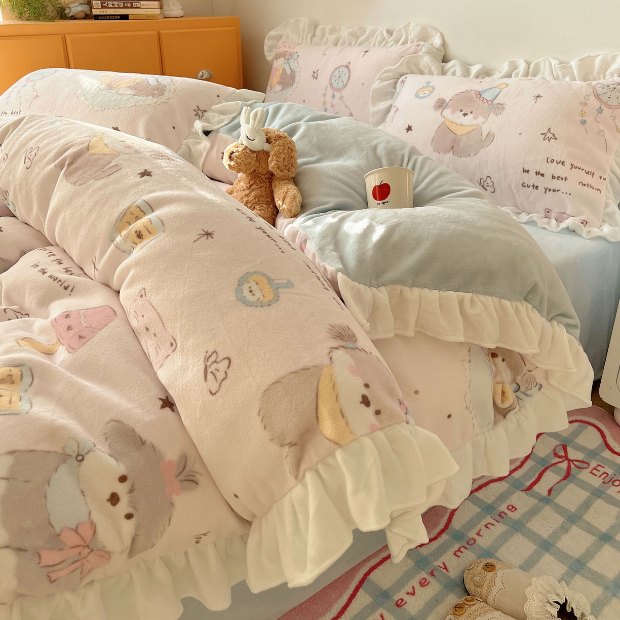 91家纺网 家纺一手货源 找家纺 六巷胡同 2025新款韩式博主风花边款INS卡通牛奶绒四件套（第二系） 花边卧室课本犬