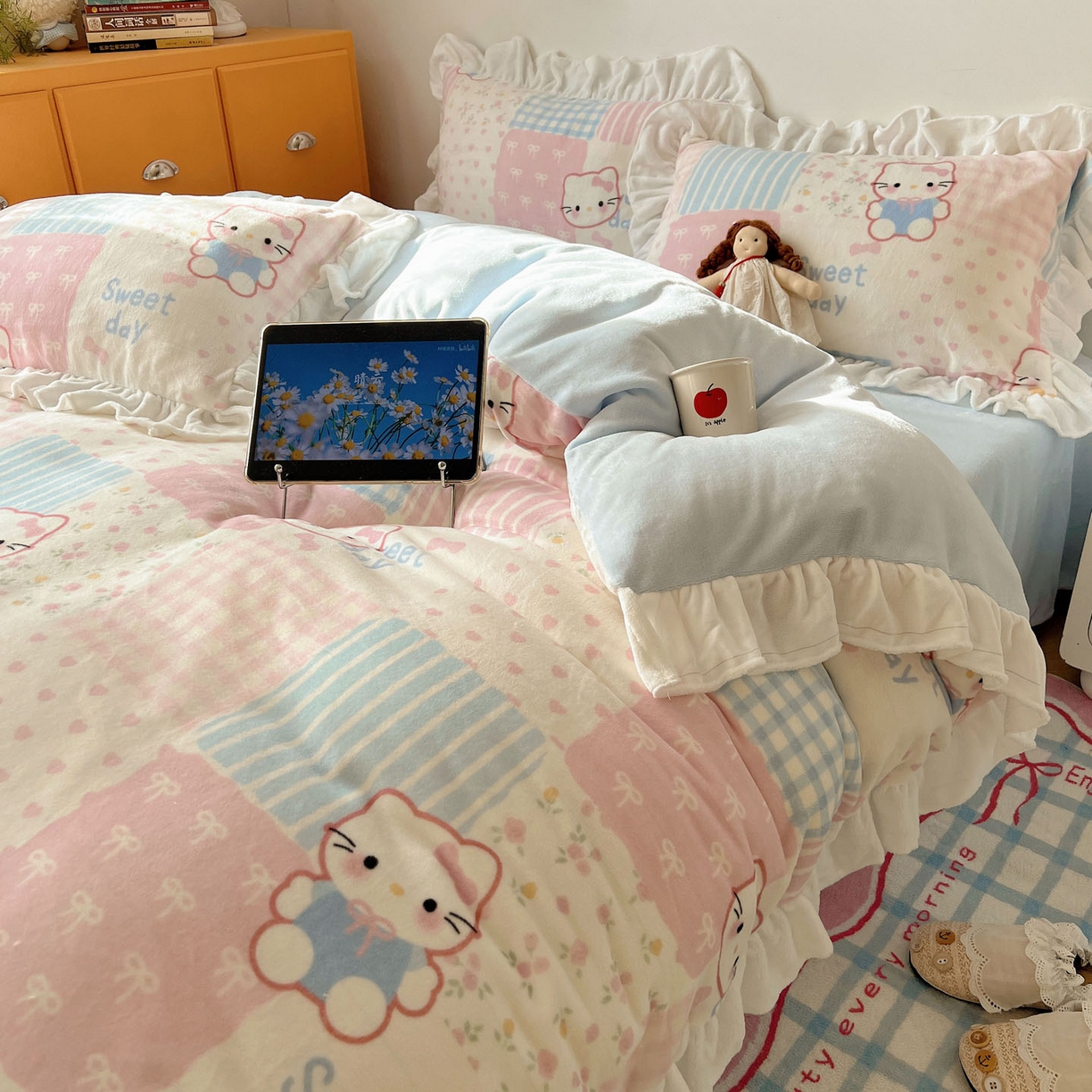 91家纺网 家纺一手货源 找家纺 六巷胡同 2025新款韩式博主风花边款INS卡通牛奶绒四件套（第二系） 花边软萌碎花猫