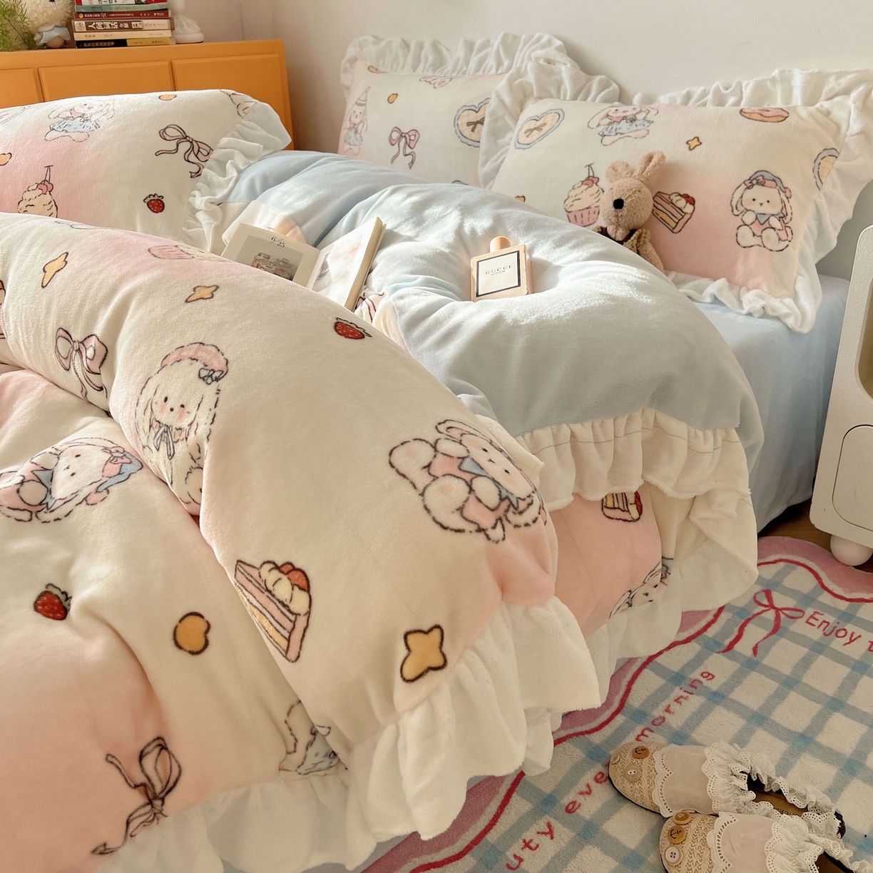 91家纺网 家纺一手货源 找家纺 六巷胡同 2025新款韩式博主风花边款INS卡通牛奶绒四件套（第二系） 花边海派甜心兔