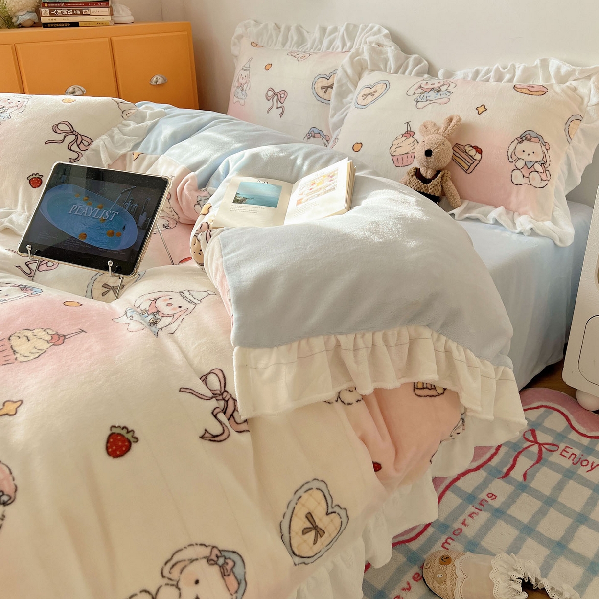 91家纺网 家纺一手货源 找家纺 六巷胡同 2025新款韩式博主风花边款INS卡通牛奶绒四件套（第二系） 花边海派甜心兔