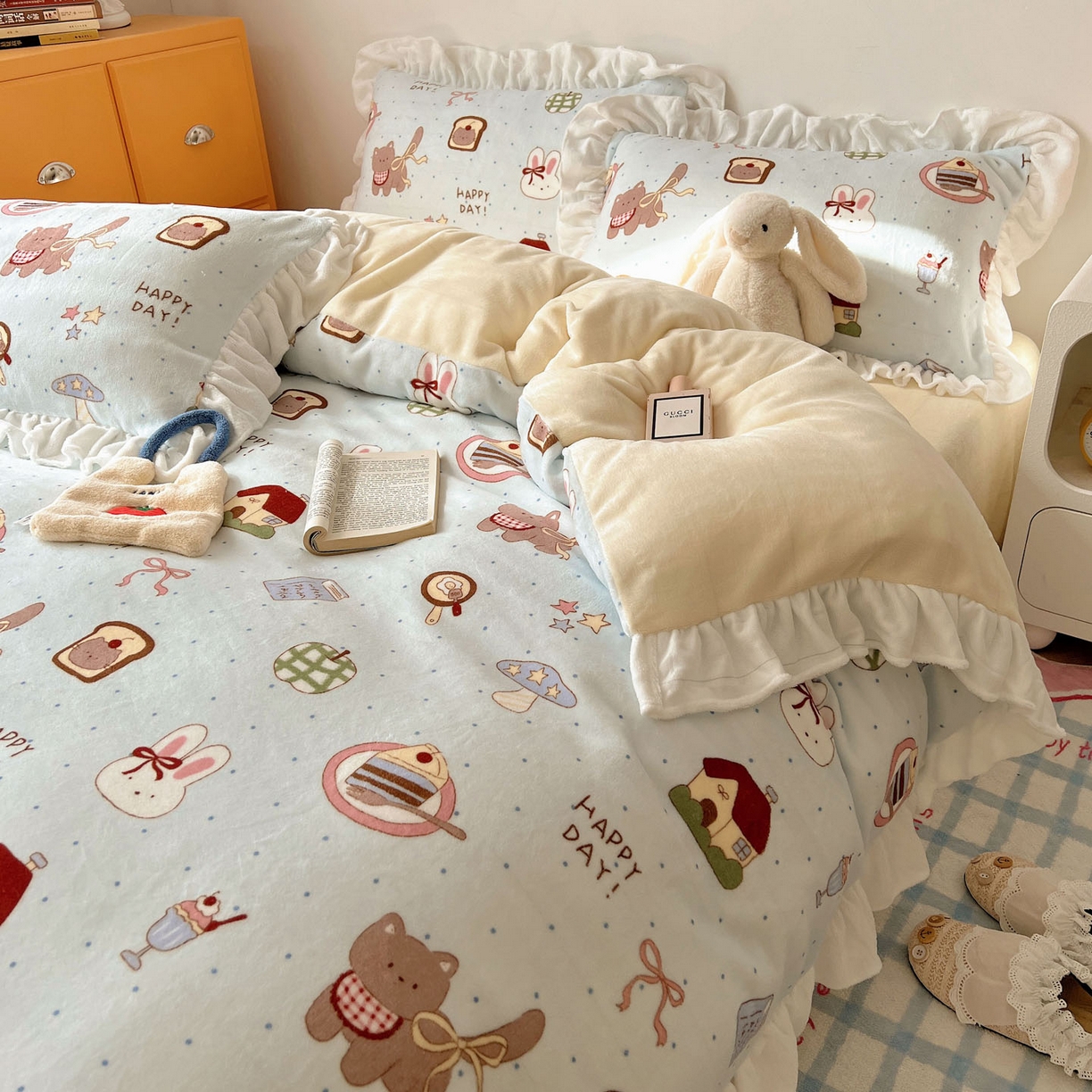 91家纺网 家纺一手货源 找家纺 六巷胡同 2025新款韩式博主风花边款INS卡通牛奶绒四件套（第二系） 花边萌趣宠物趴