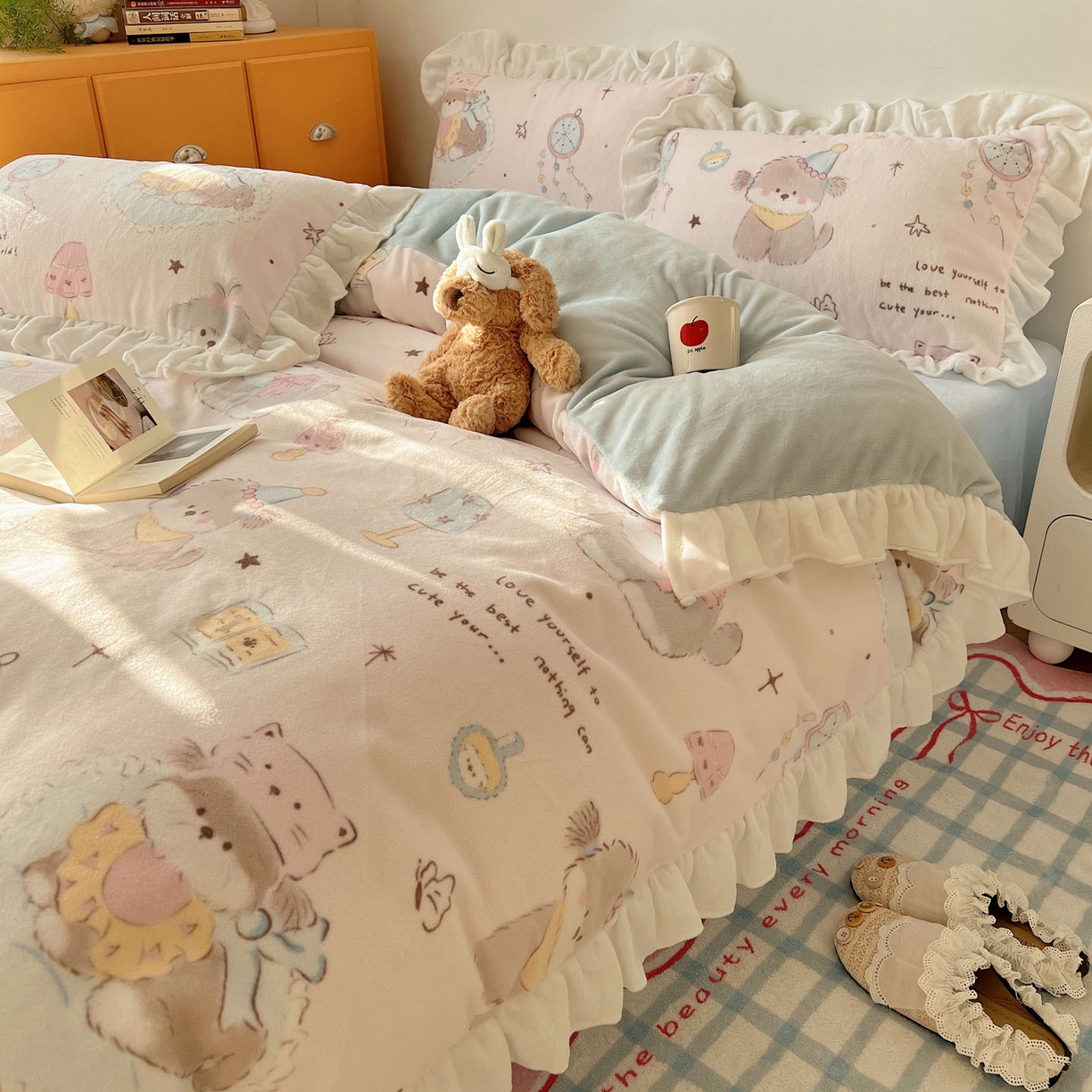 91家纺网 家纺一手货源 找家纺 六巷胡同 2025新款韩式博主风花边款INS卡通牛奶绒四件套（第二系） 花边卧室课本犬