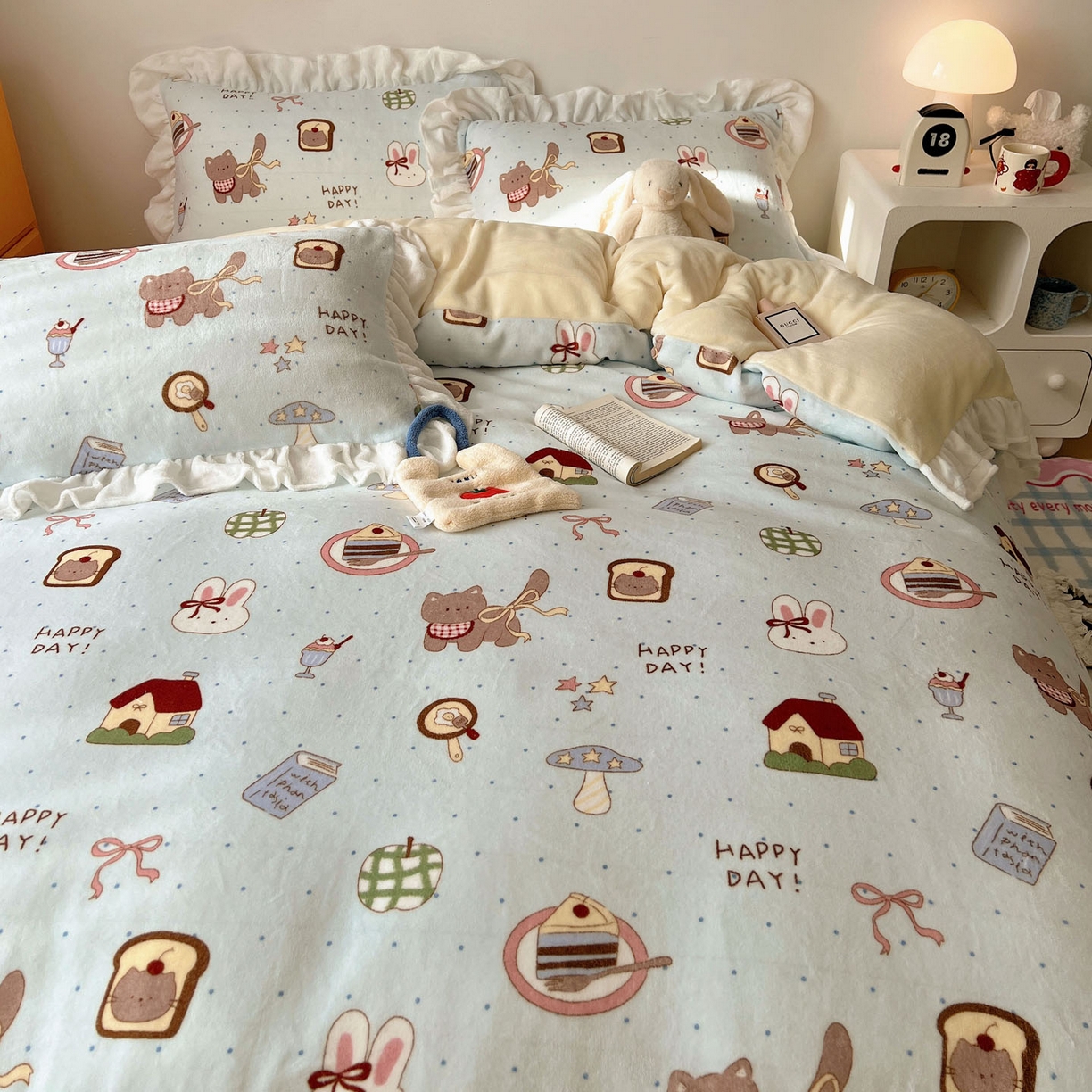 91家纺网 家纺一手货源 找家纺 六巷胡同 2025新款韩式博主风花边款INS卡通牛奶绒四件套（第二系） 花边萌趣宠物趴