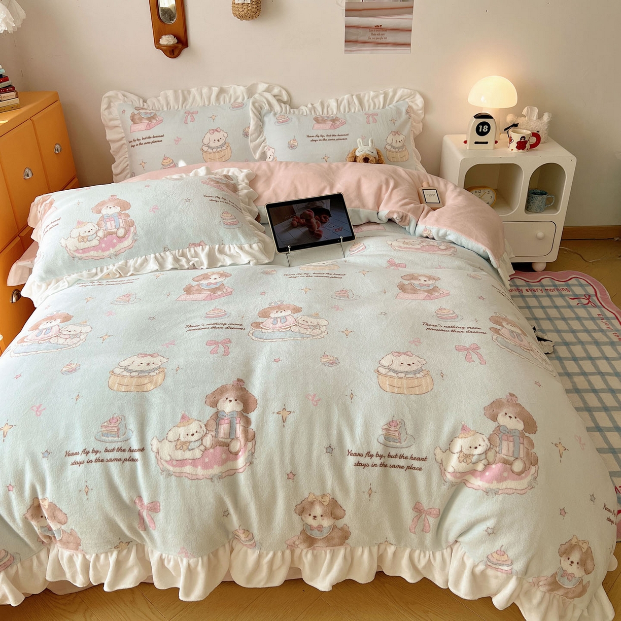 91家纺网 家纺一手货源 找家纺 六巷胡同 2025新款韩式博主风花边款INS卡通牛奶绒四件套（第二系） 花边蛋糕奶油犬