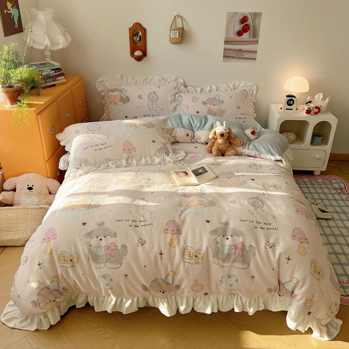 91家纺网 家纺一手货源 找家纺 六巷胡同 2025新款韩式博主风花边款INS卡通牛奶绒四件套（第二系） 花边卧室课本犬