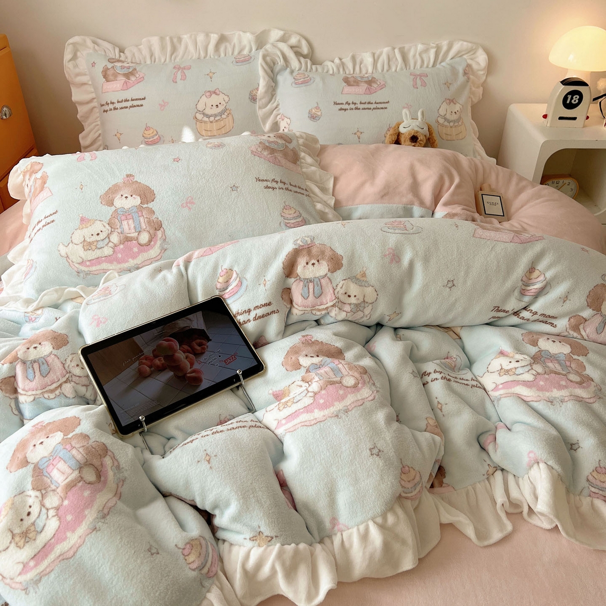 91家纺网 家纺一手货源 找家纺 六巷胡同 2025新款韩式博主风花边款INS卡通牛奶绒四件套（第二系） 花边蛋糕奶油犬