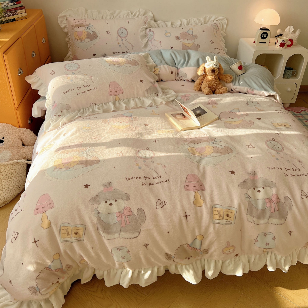 91家纺网 家纺一手货源 找家纺 六巷胡同 2025新款韩式博主风花边款INS卡通牛奶绒四件套（第二系） 花边卧室课本犬