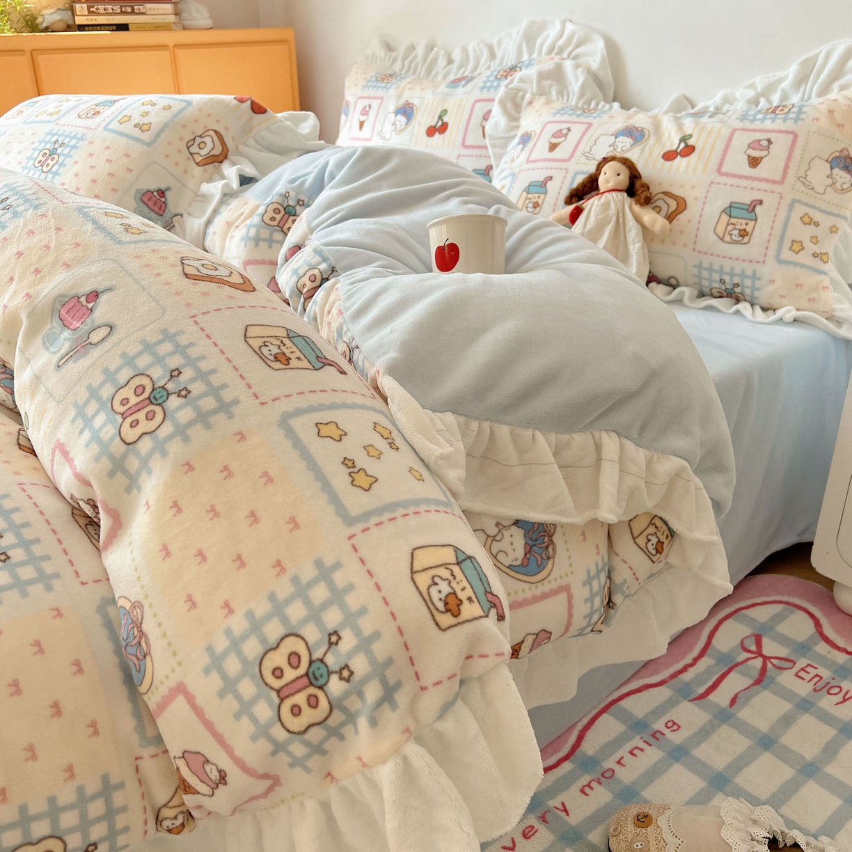 91家纺网 家纺一手货源 找家纺 六巷胡同 2025新款韩式博主风花边款INS卡通牛奶绒四件套（第二系） 花边甜点聚会喵